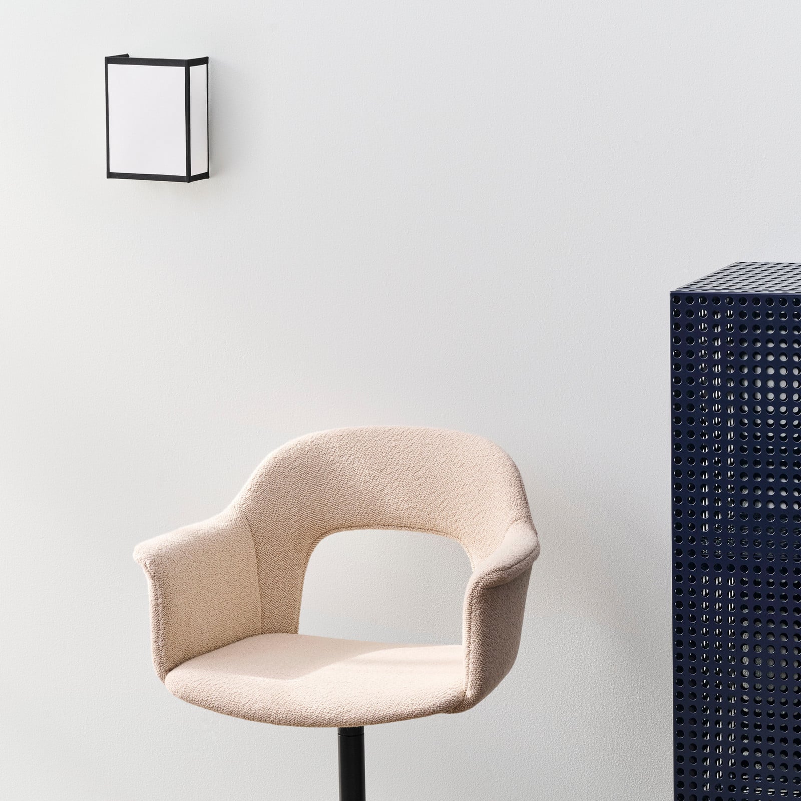 Ava væglampe, hvid/sort, højde 21 cm, stik, E14 HAY - Entré - Design - Plastik - Kantet