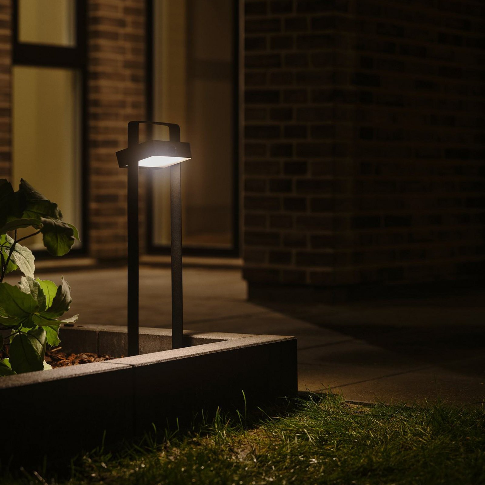 Saulio solar LED path light, black, aluminium, IP44