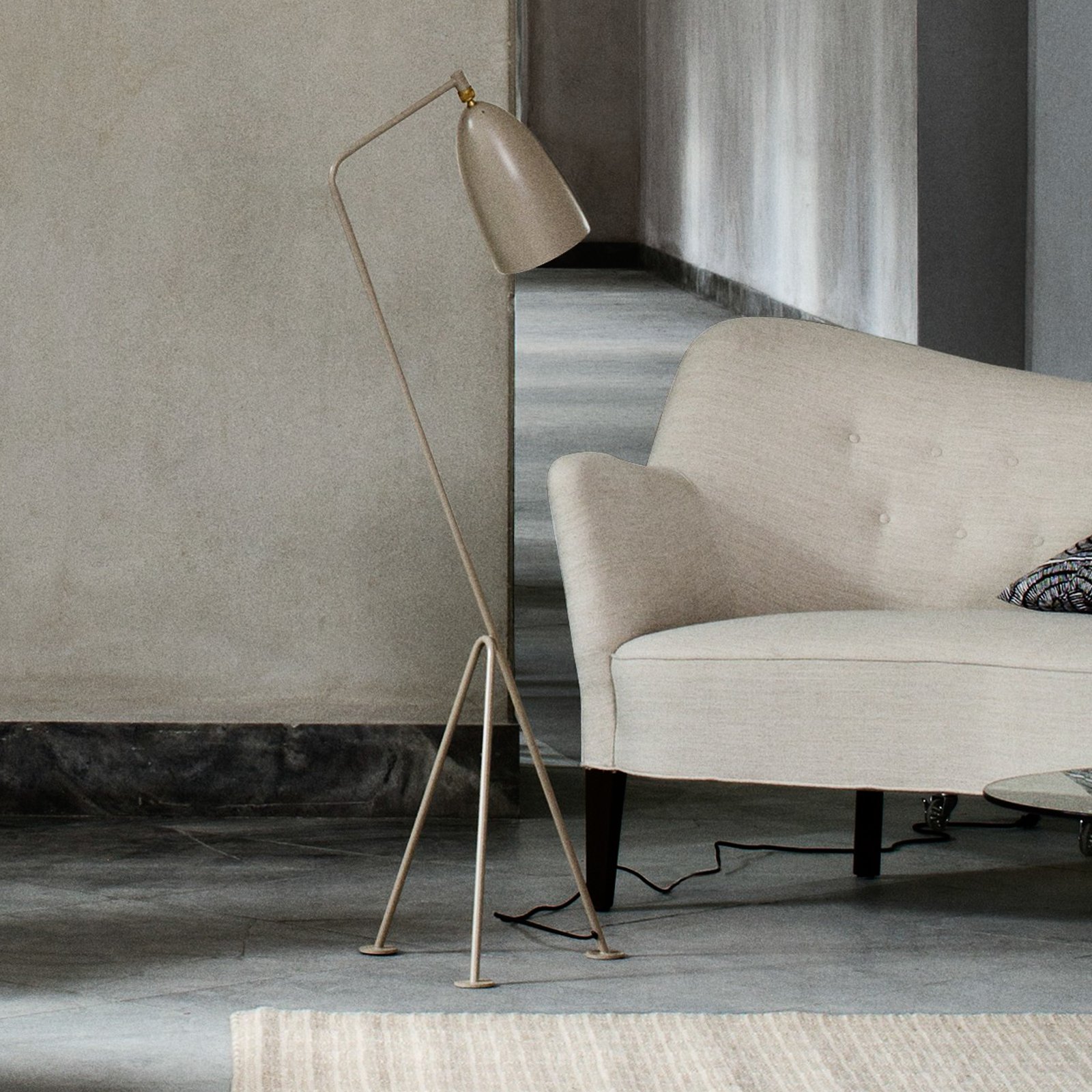Gräshoppa Stojací Lampa Olive Brown - GUBI