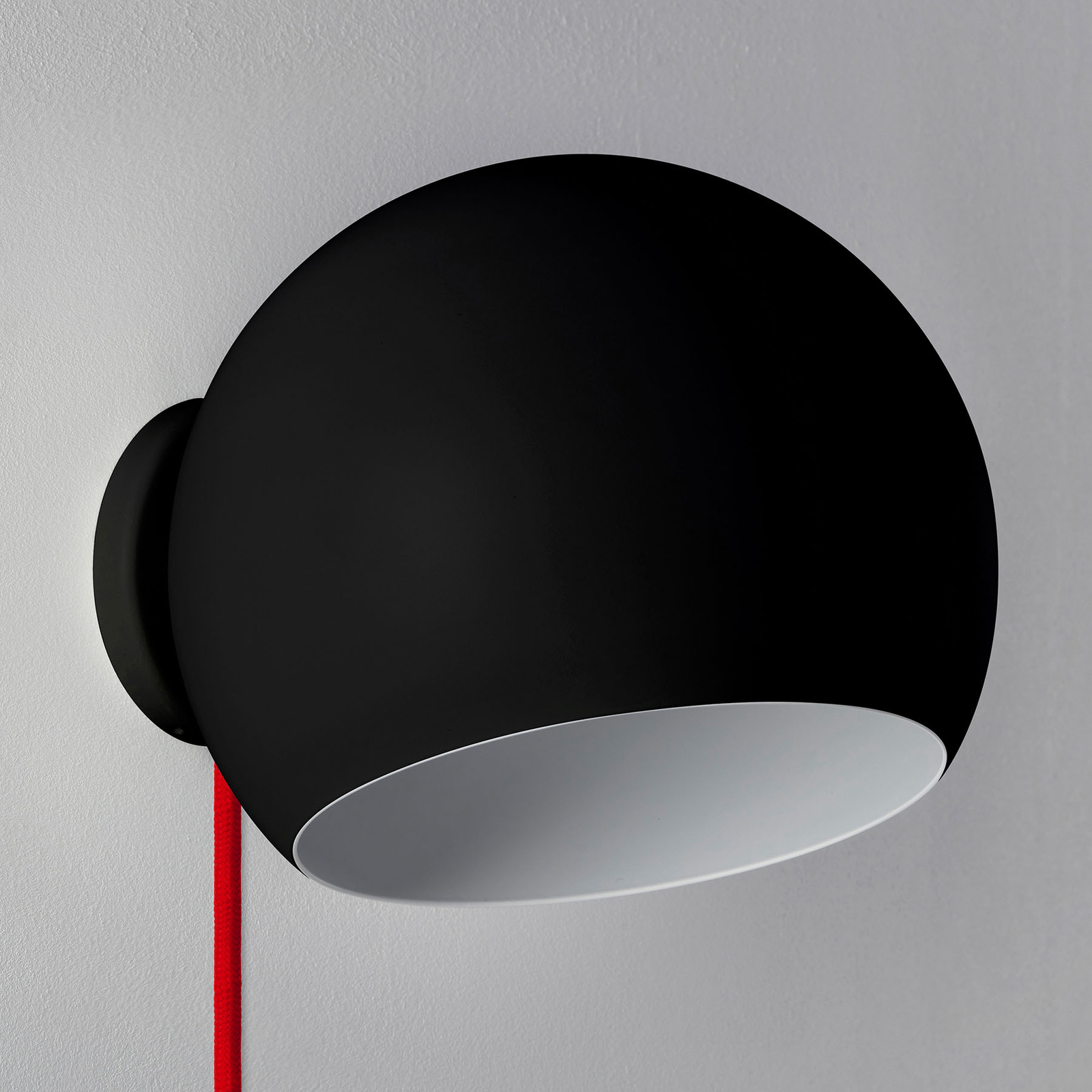 Nyta Tilt Globe Wall Short, cable rojo, negro