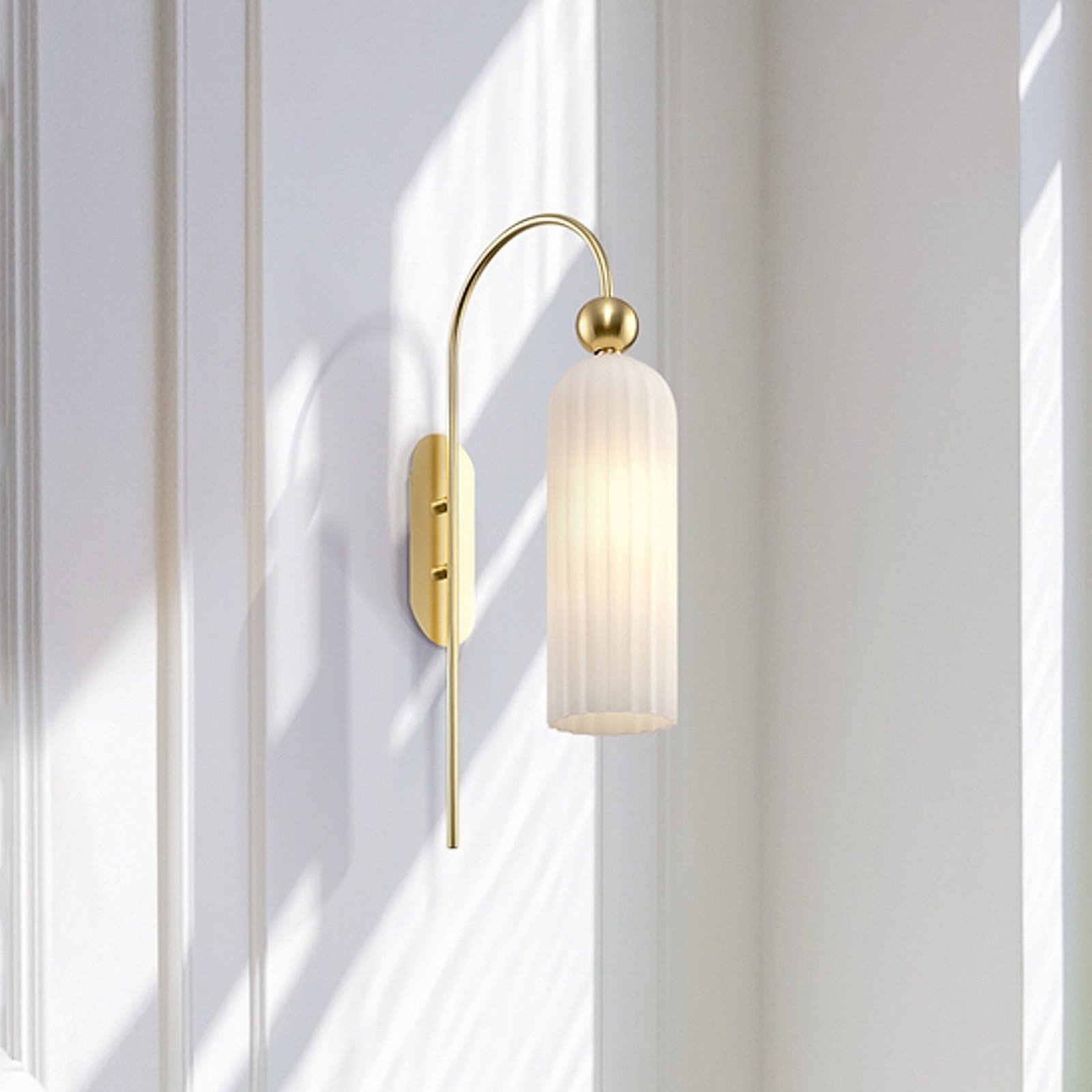 Maytoni Antic wall light, white glass lampshade