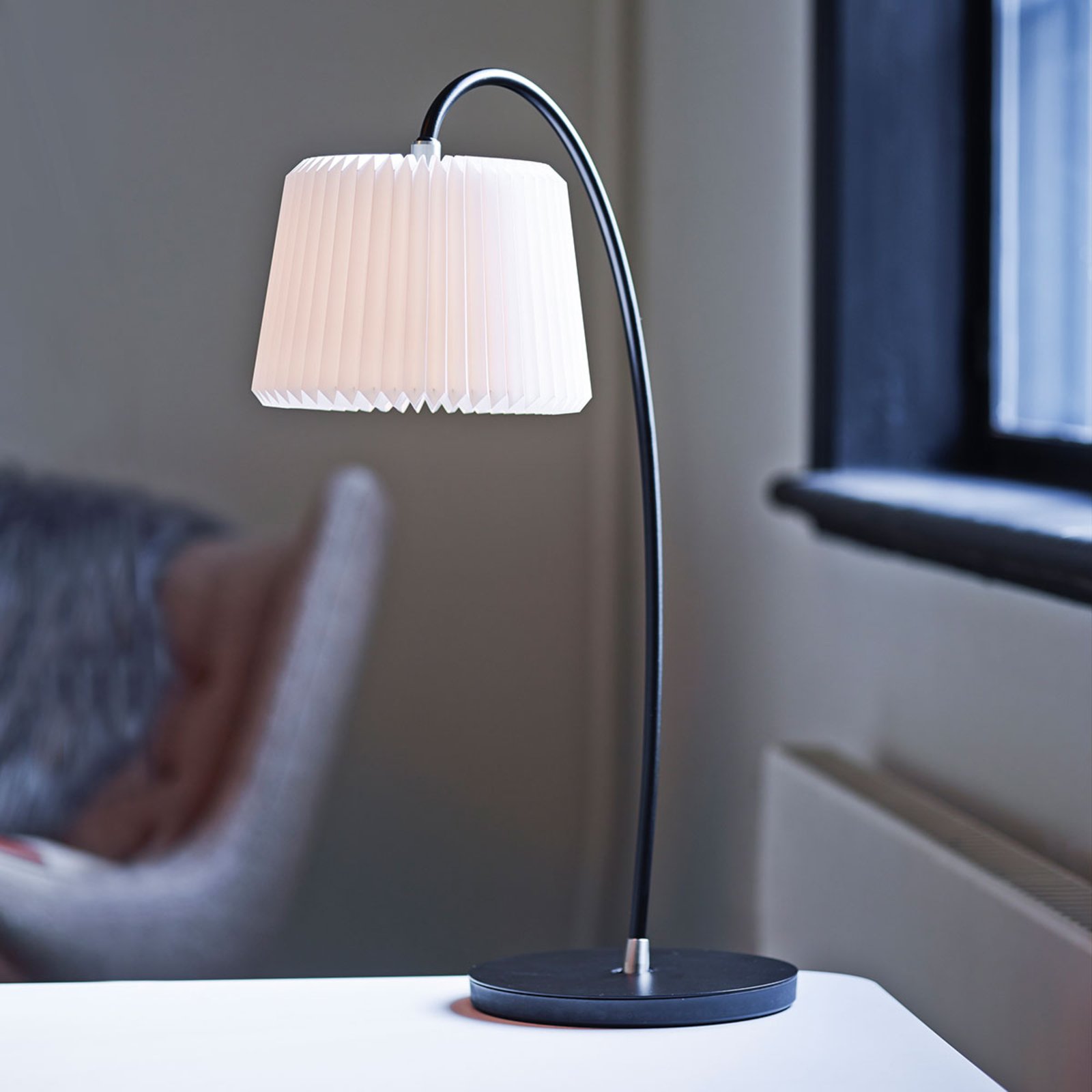 LE KLINT Snowdrop - Galda lampa ar plastmasas abažūru