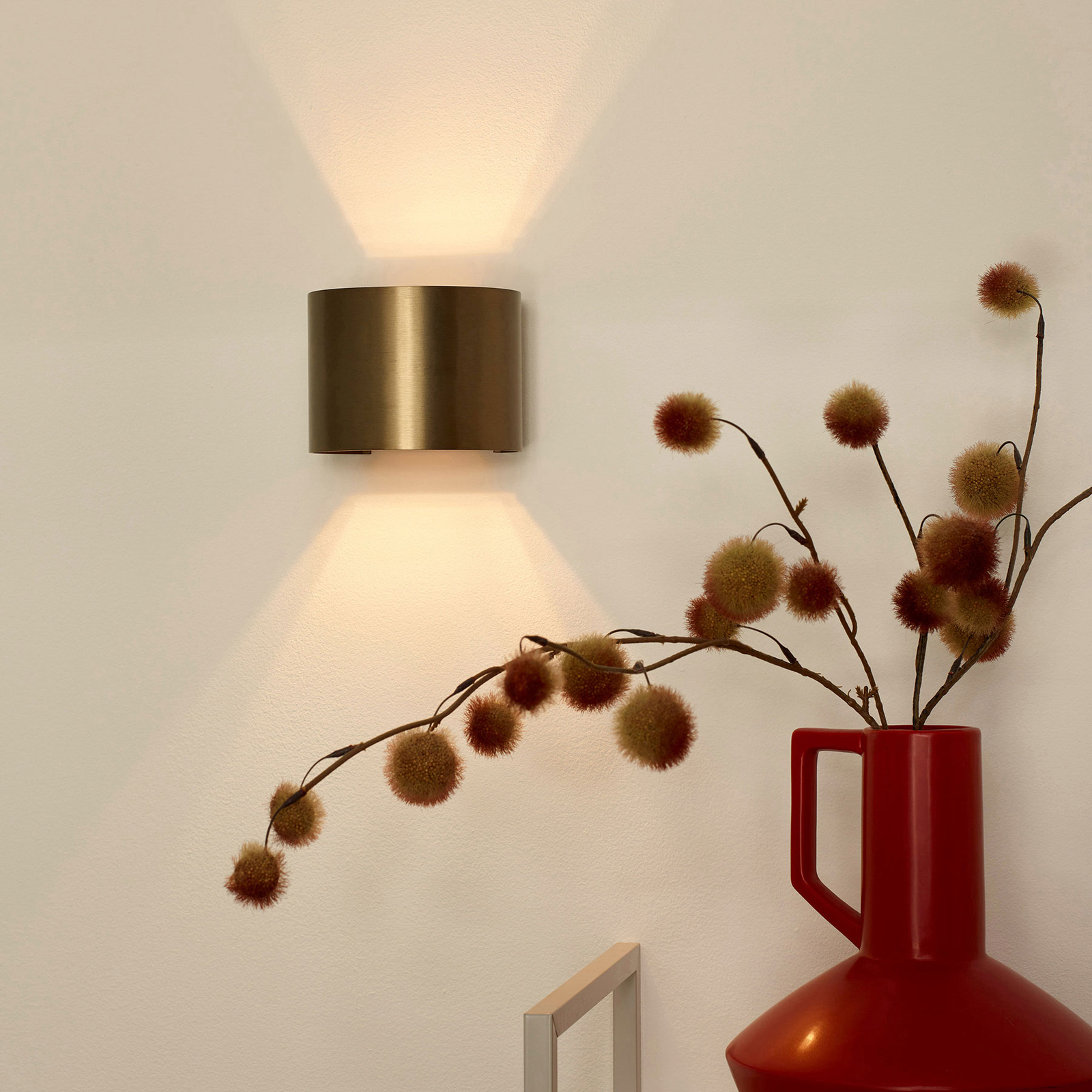 LED wall light Xio, round, antique brass