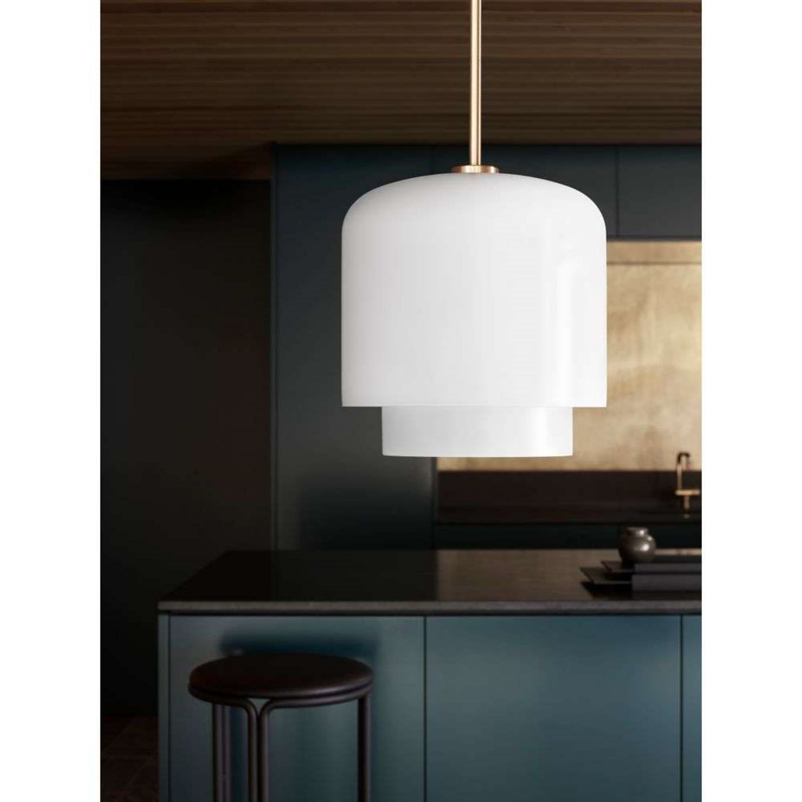 Candeeiro suspenso Megumi, Ø 28 cm, latão/ópalo Candeeiro suspenso Megumi, Ø 28 cm, latão/ópalo