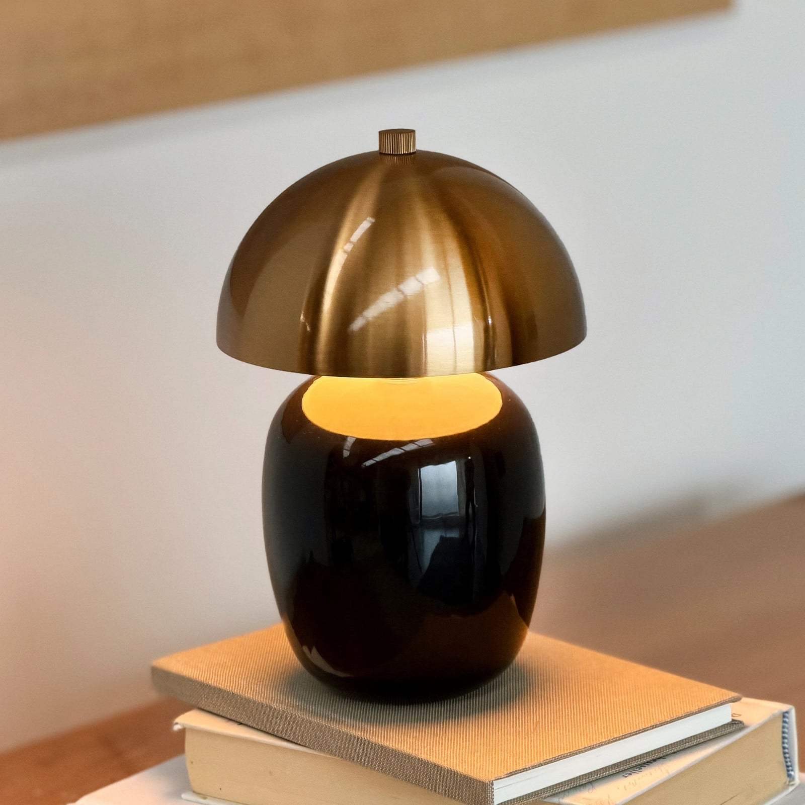 Manhatten LED-bordslampa, svart/m&auml;ssing Dyberg Larsen - Vardagsrum - Skandinavisk - Keramik - Rund