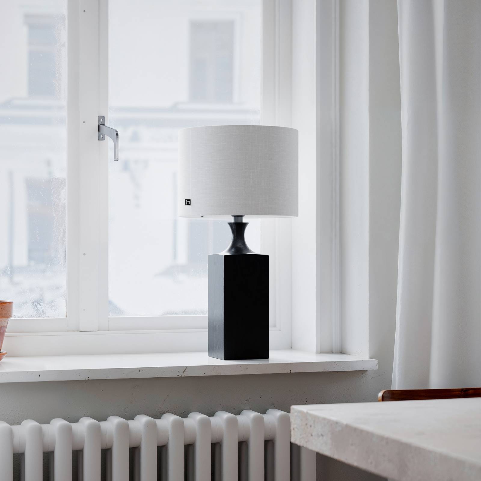 Lampa stołowa Woody marki By Rydens, wysokość 56 cm, czarno-biała, drewno