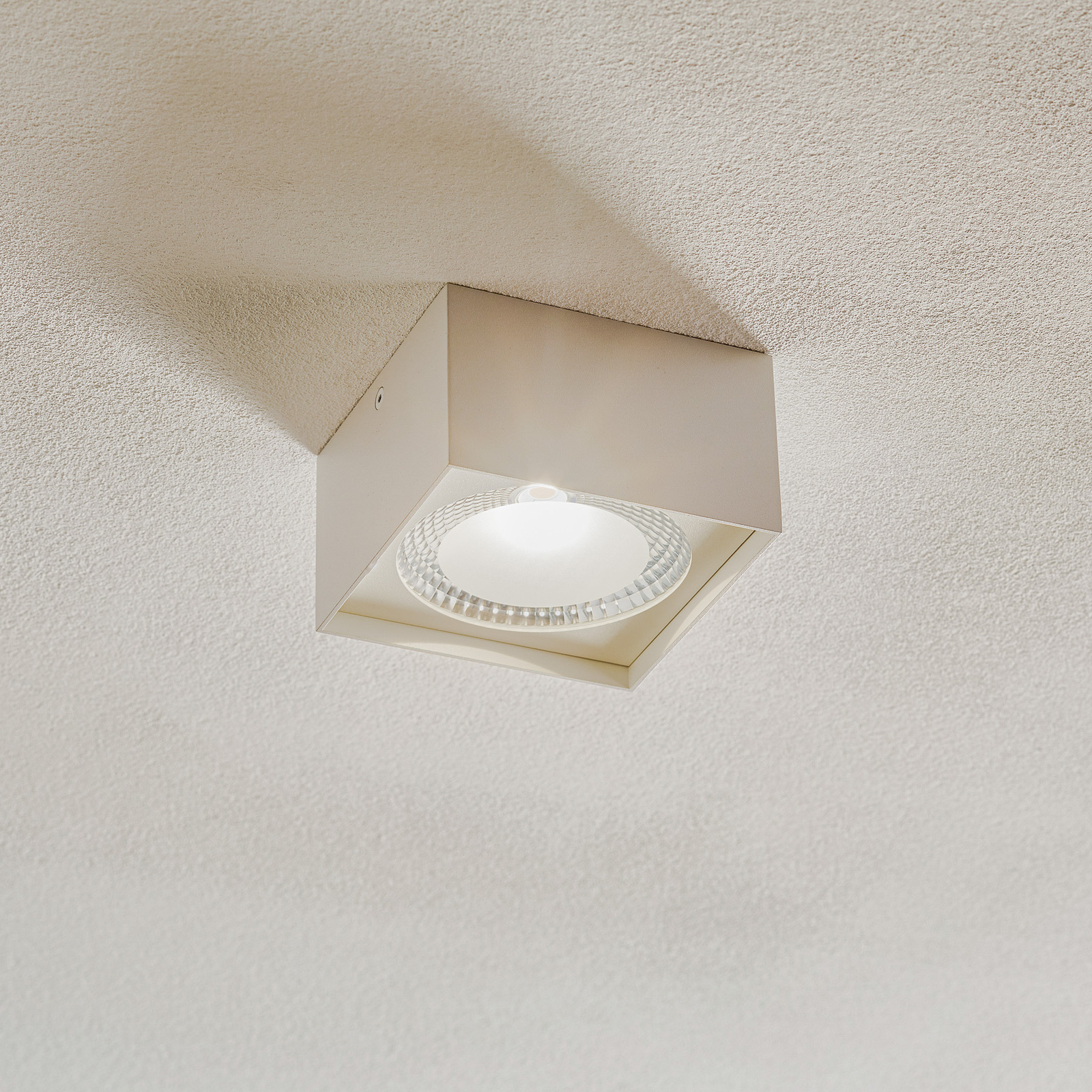 Helestra Kari LED-loftlampe, kantet, hvid