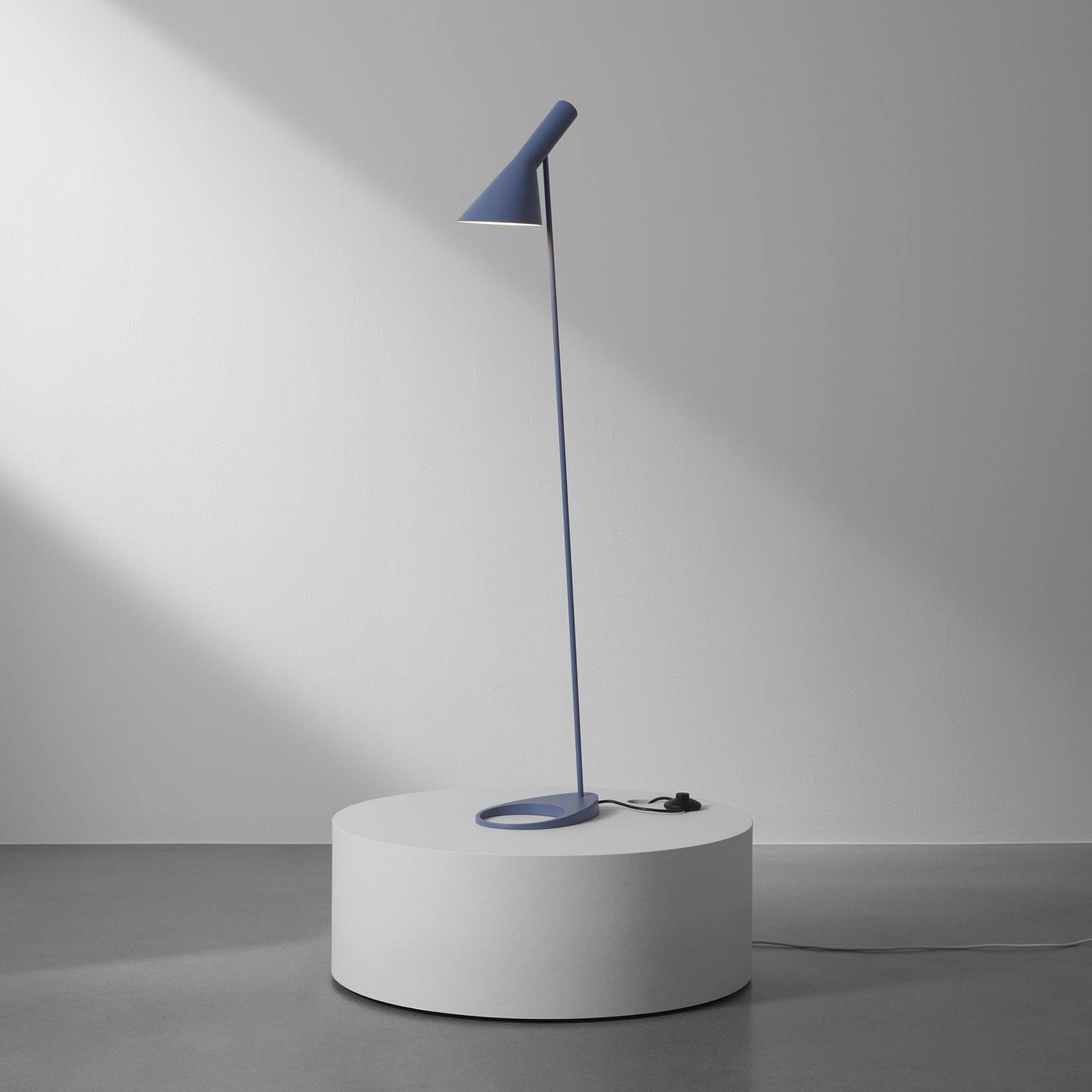 Lampa stojąca Louis Poulsen AJ niebiesko-szara