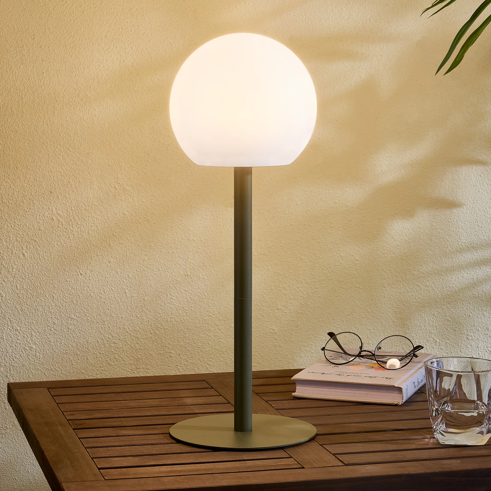 Lindby Lampada da tavolo a LED dimmerabile senza fili con sensore touch, lampada da tavolo portatile ricaricabile per interni esterni IP54 lampada da giardino
