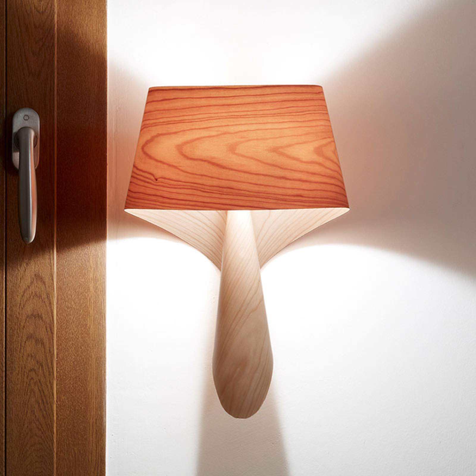 LZF Air Wandleuchte aus Holzfurnier