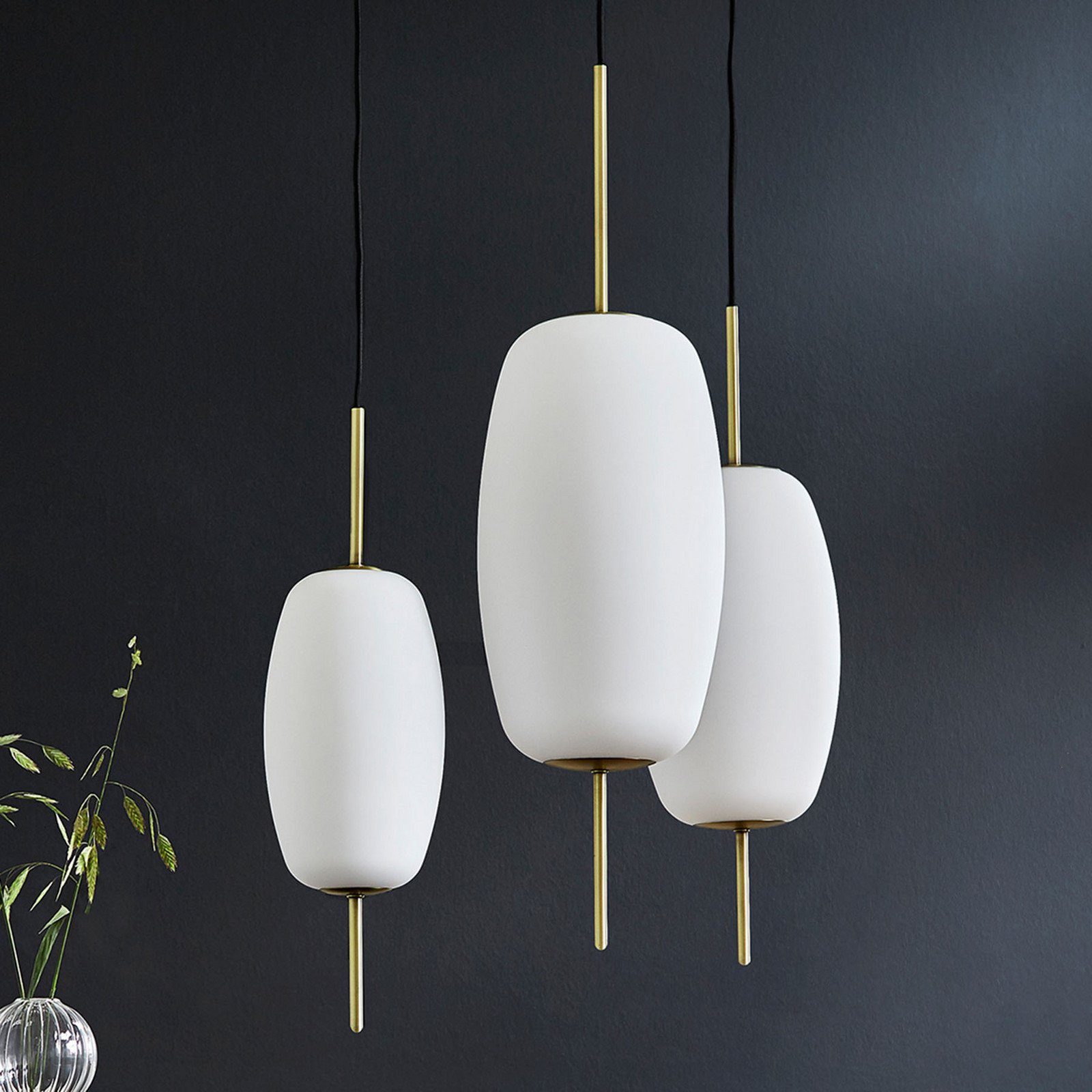 FRANDSEN Lampă suspendată din sticlă de mătase Ø 20 cm - Camera de zi / sufragerie - Design - opal alb alamă antică