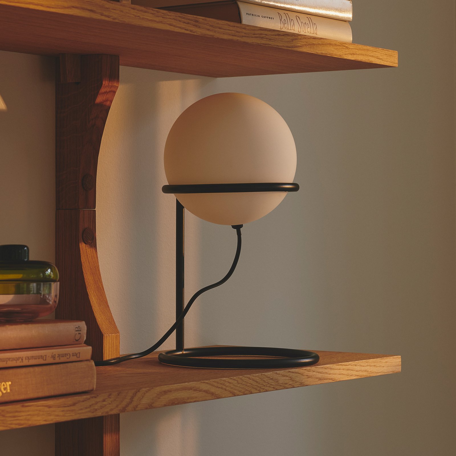 Wilson asztali lámpa, fém, fekete, üveg gömb alakú ernyővel