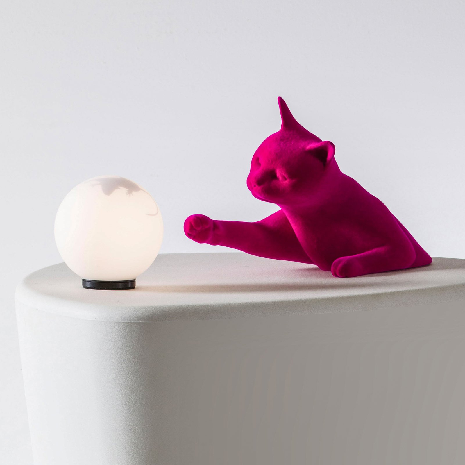 Karman table lamp Maoo, ceramic fuchsia, glass, cat figurine