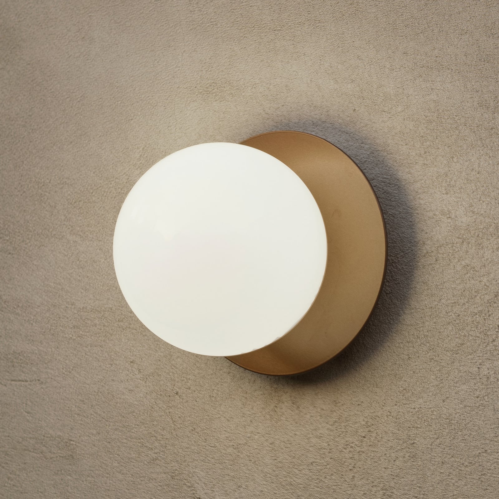 Buitenwandlamp Liila, brons/opaal, Ø 16,5 cm, IP54 - Nuura Buitenwandlamp Liila, brons/opaal, Ø 16,5 cm, IP54 - Nuura