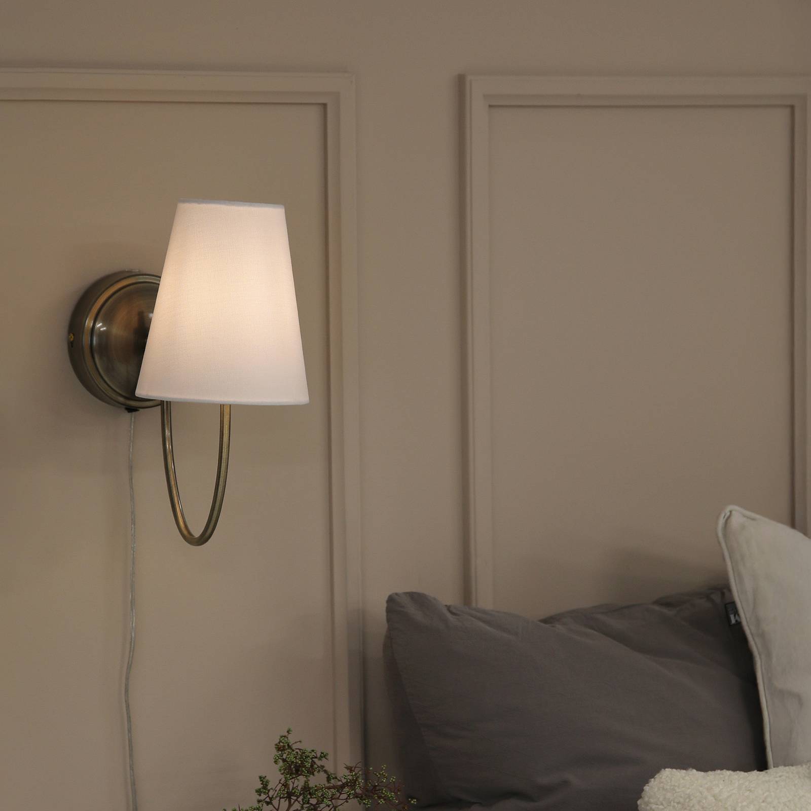 Markslöjd Wandleuchte Amar, offwhite/messing, Stecker, E14 günstig online kaufen