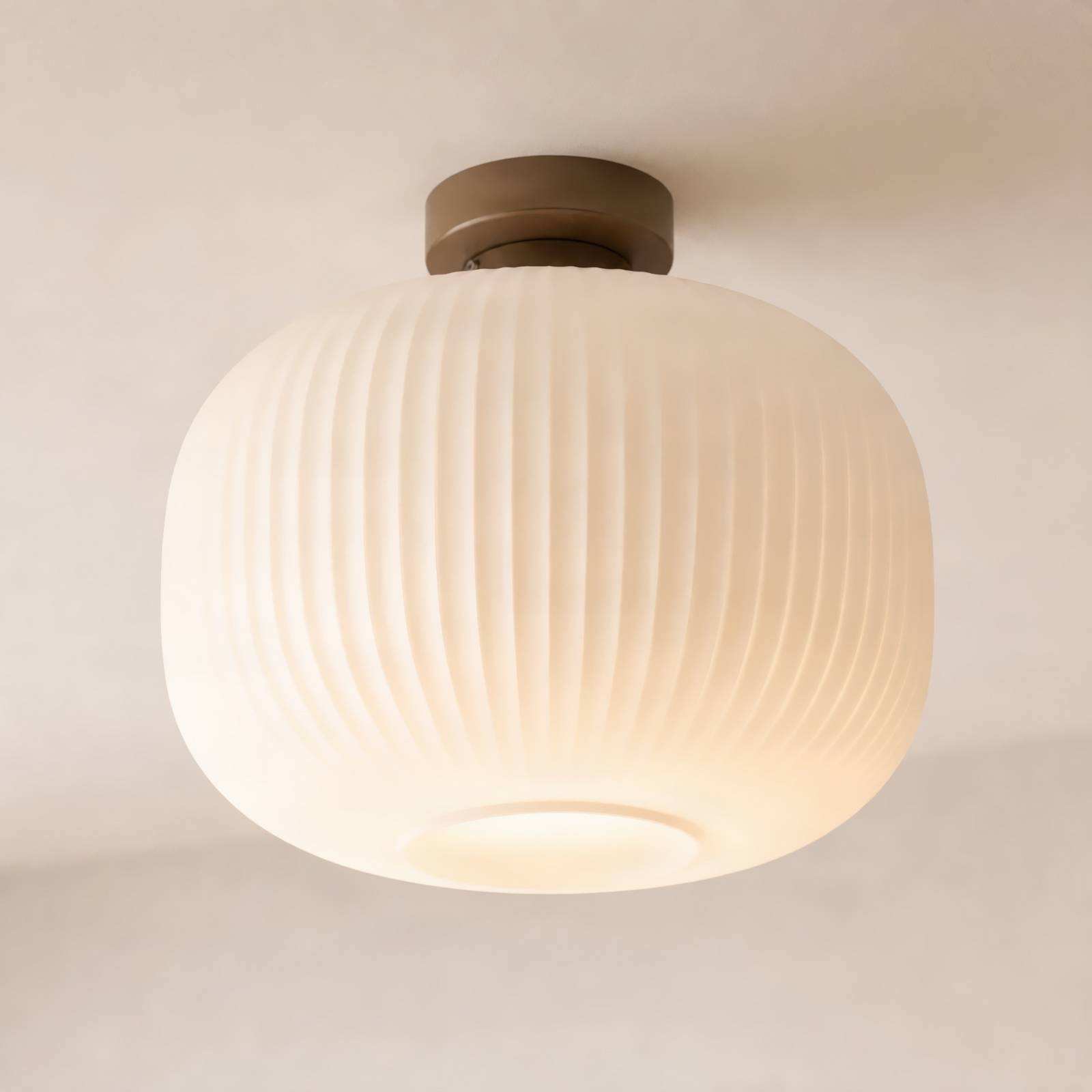 Lampa sufitowa Nola Evey, Ø 35 cm, biała/beżowa, szkło