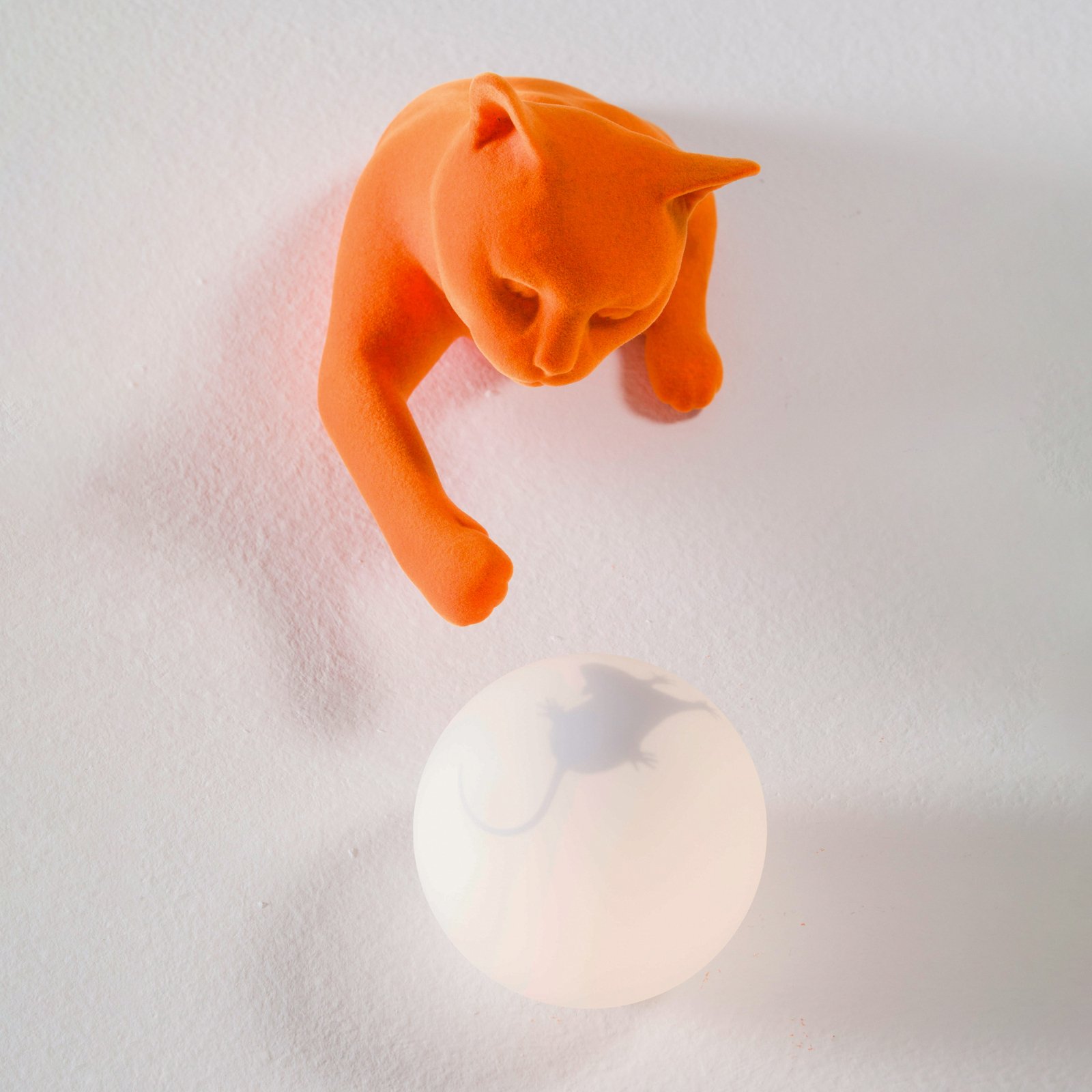 Karman wall light Maoo, ceramic orange, glass, cat figurine