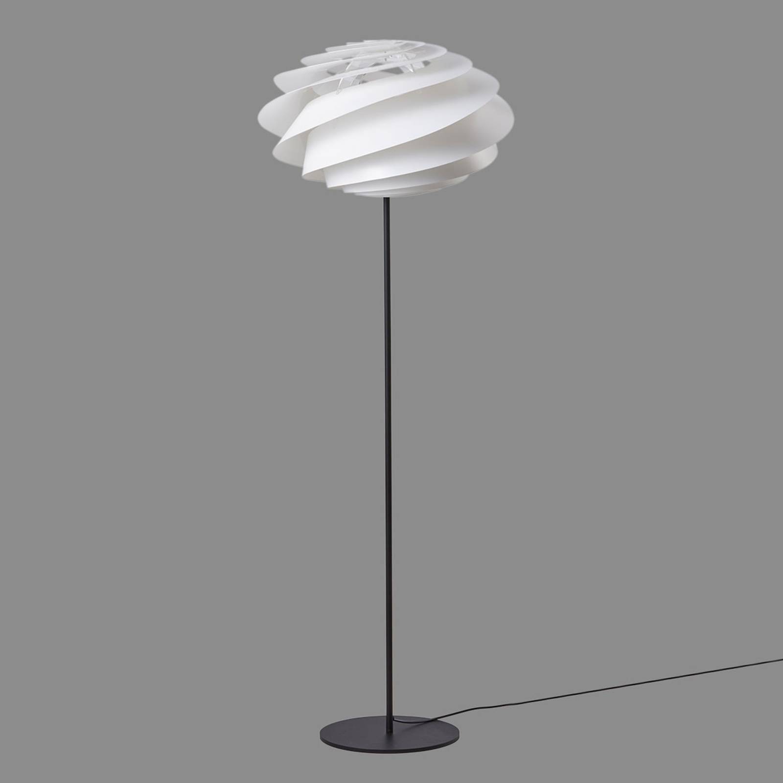 LE KLINT Swirl – hvit designer-gulvlampe