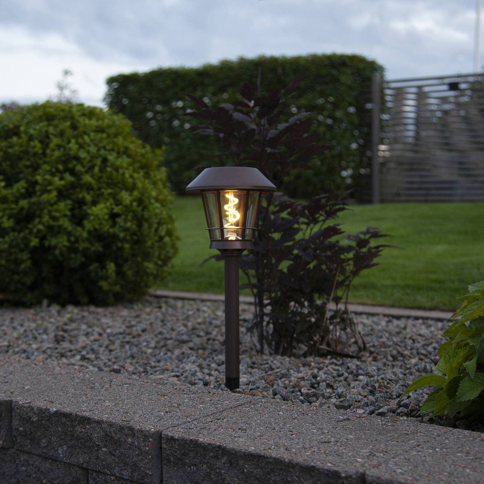 Levně LED solární soklové světlo Fergus ve tvaru lucerny