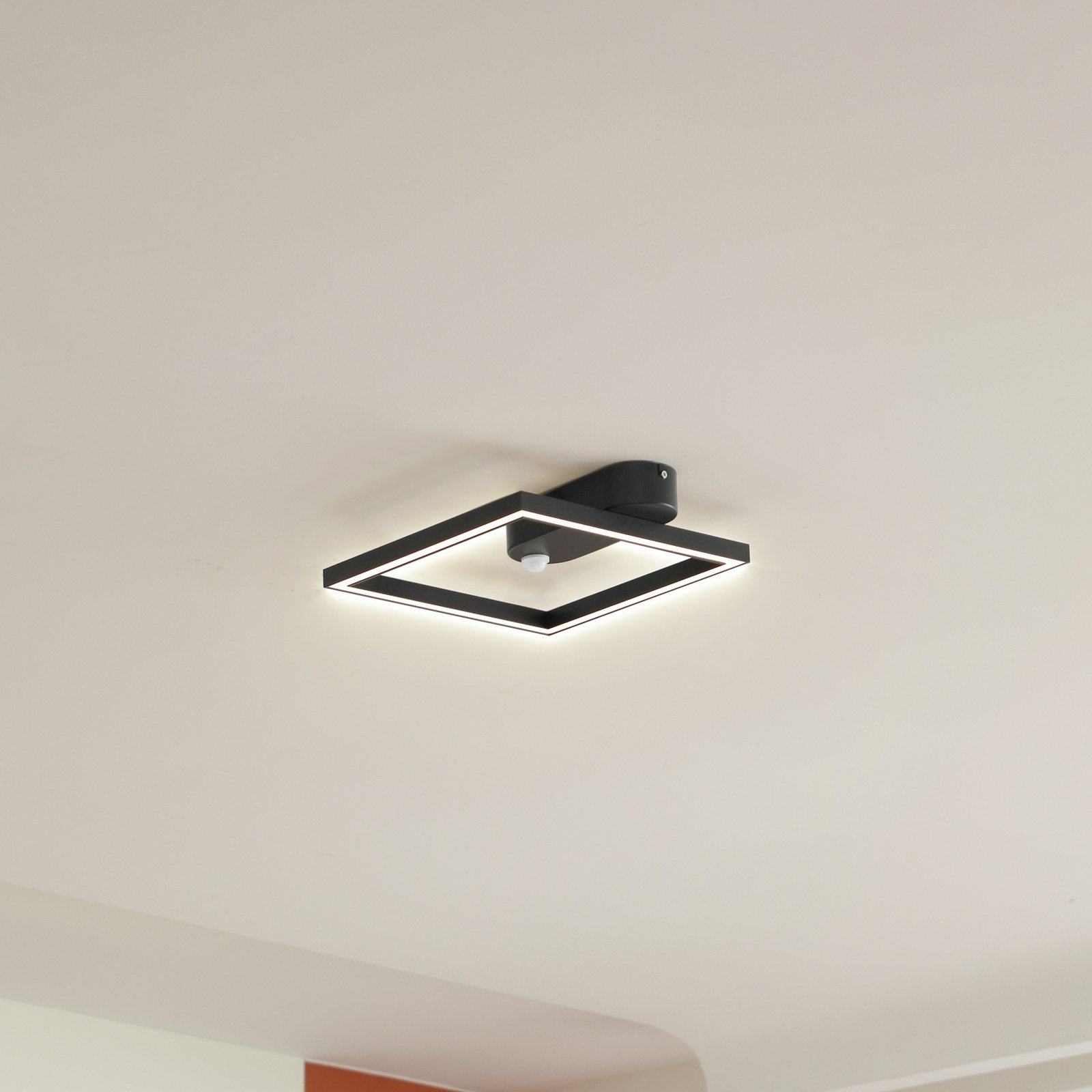 Lindby LED φωτιστικό οροφής Yulla, μαύρο, ανιχνευτής κίνησης