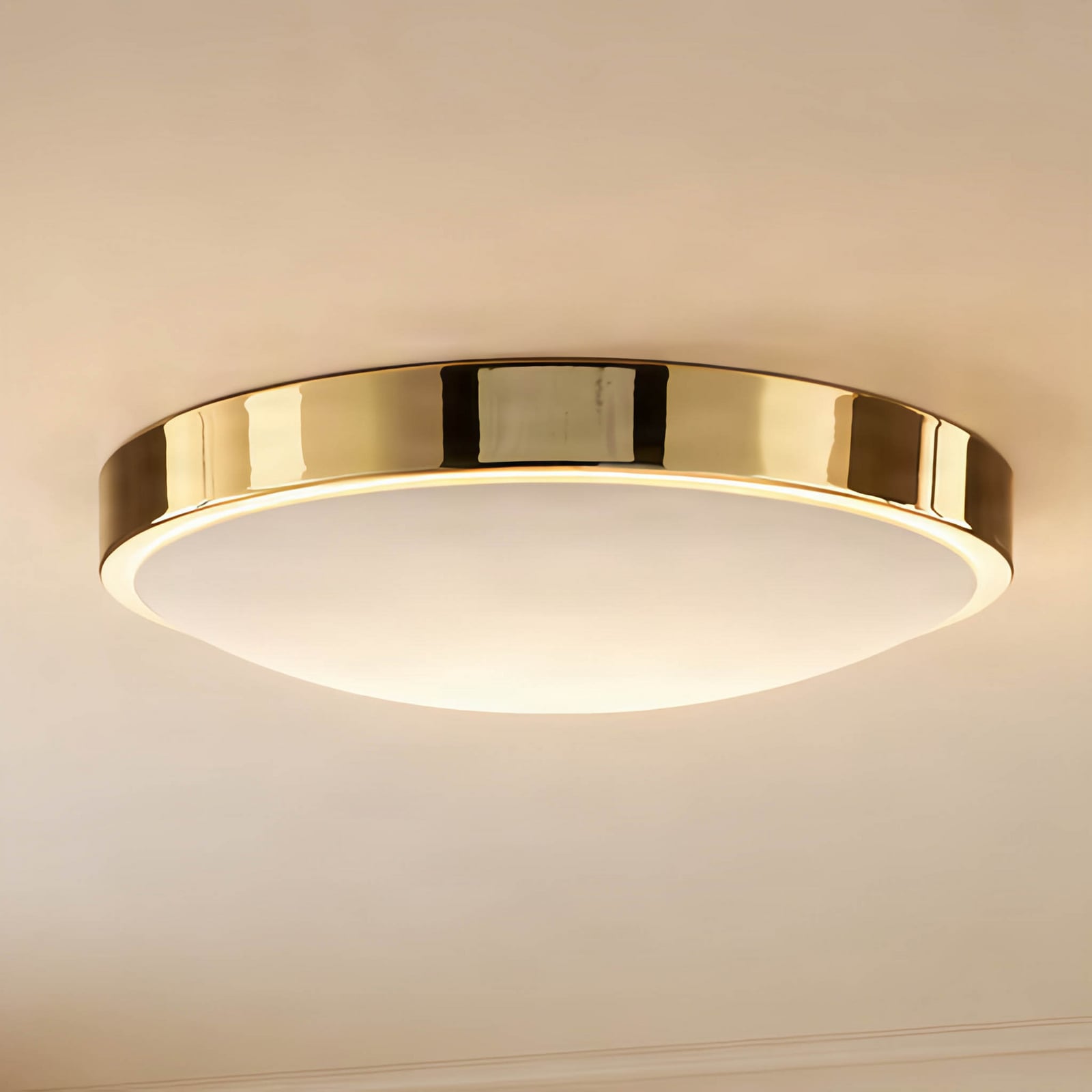 Jaris loftlampe, buet glas, Ø 36 cm, guld