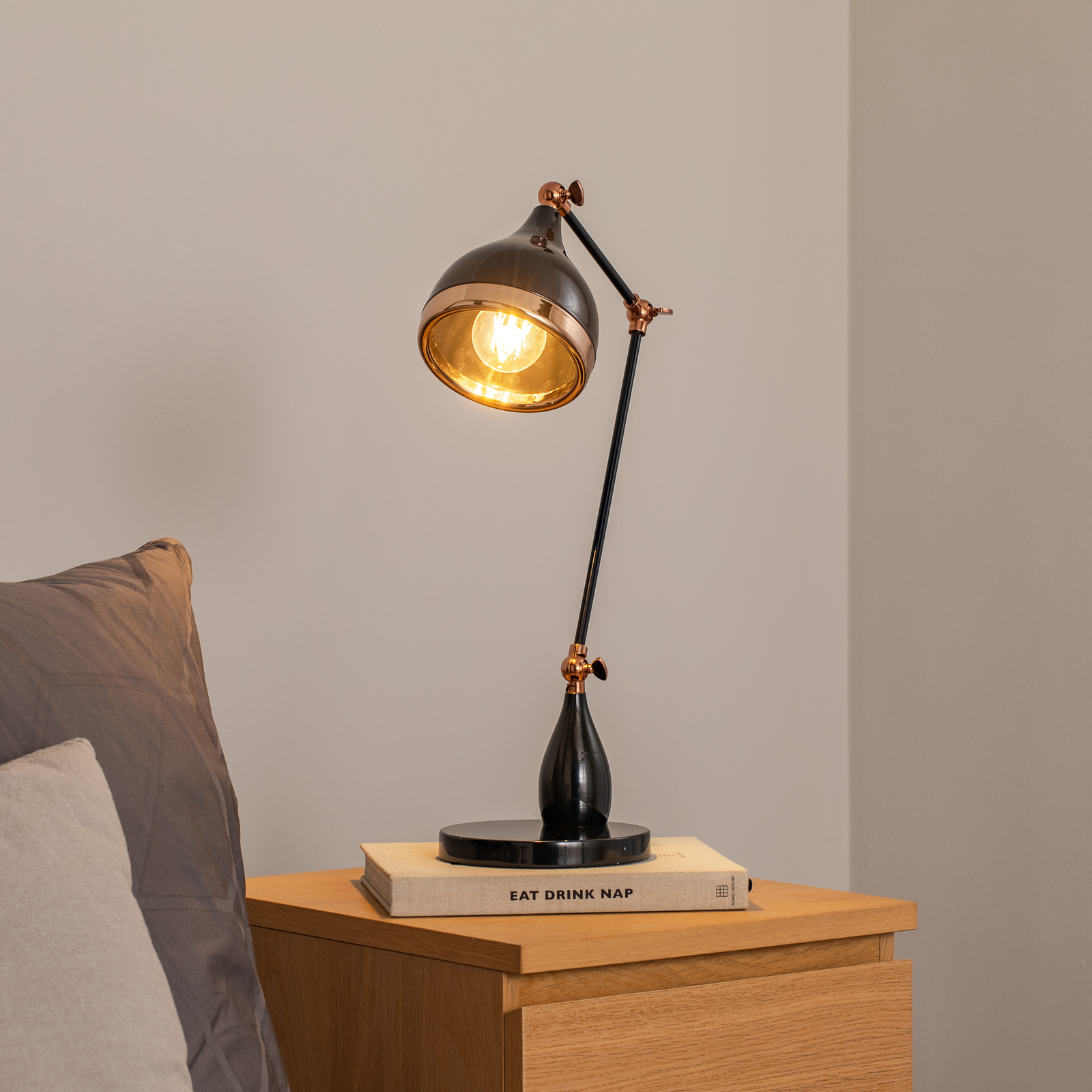 Bordlampe Yildo 7015, svart/kobber, metall, høyde 50 cm