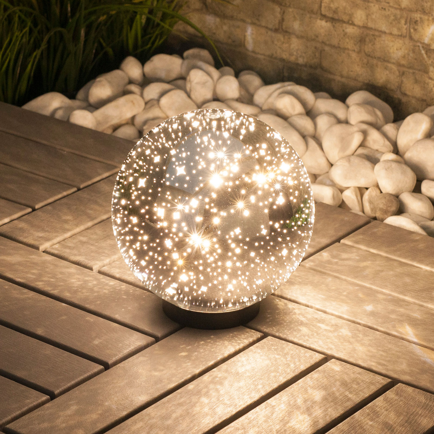Lindby Kamui LED-dekorationslampe, Ø 20 cm krom, sort Plast