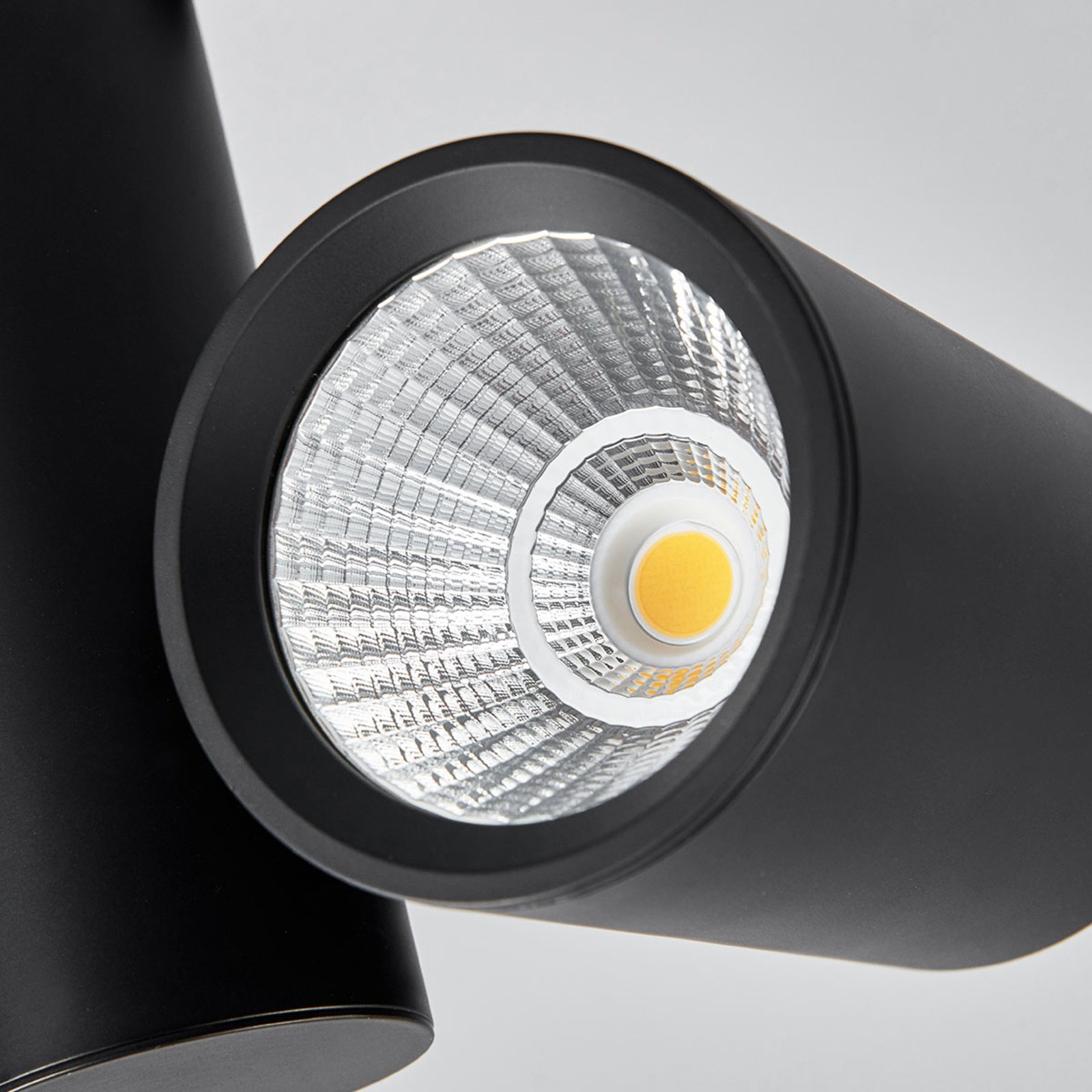 Giol svart LED spot til skinnesystem | Lampegiganten.no Svart LED spot Giol til skinnesystem | Lampegiganten.no