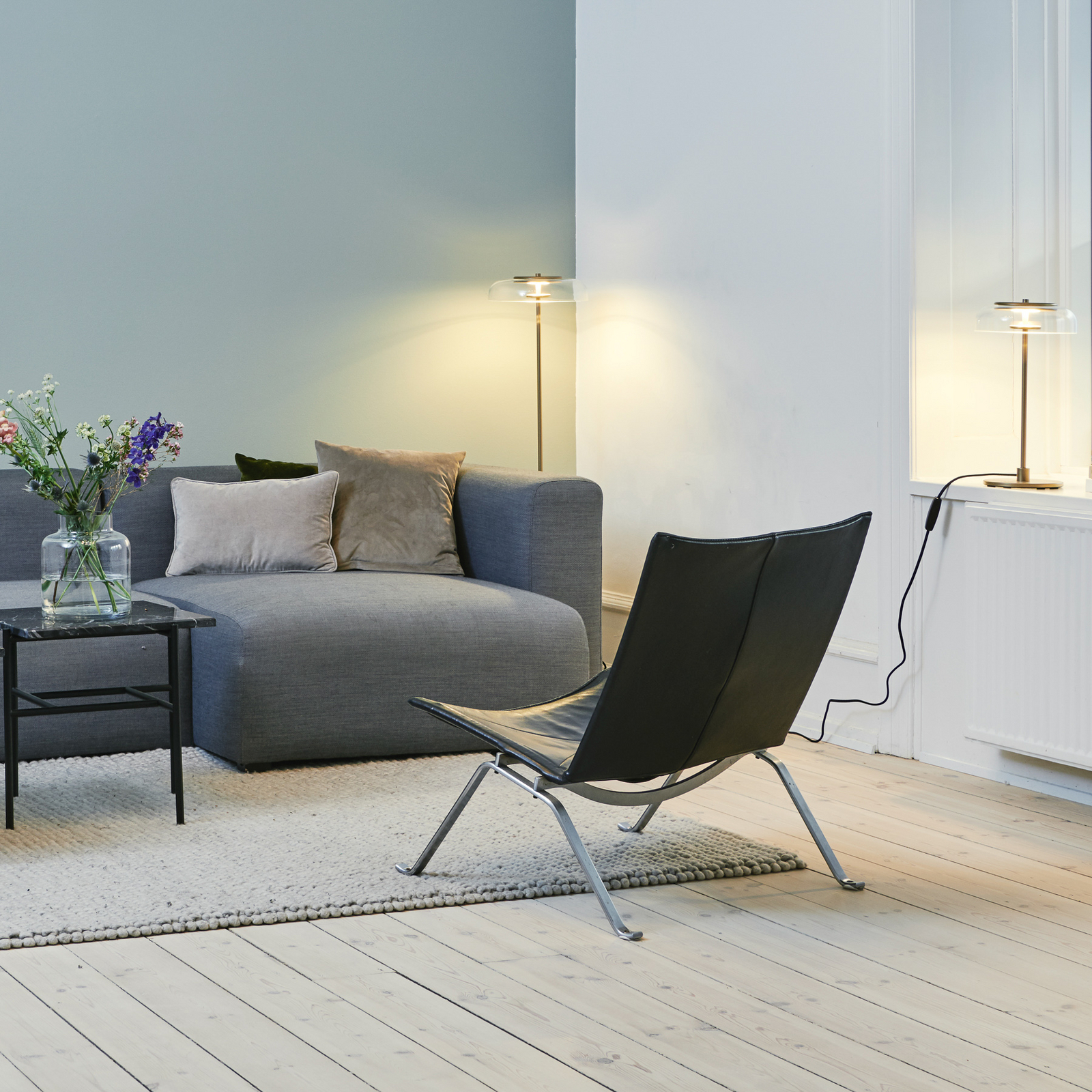 Nuura LED stojací lampa Blossi, výška 120 cm, zlatá/čirá