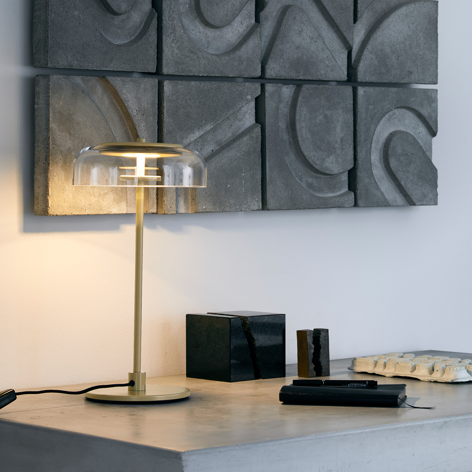 Nuura Blossi Table LED stolní lampa zlatá/čirá