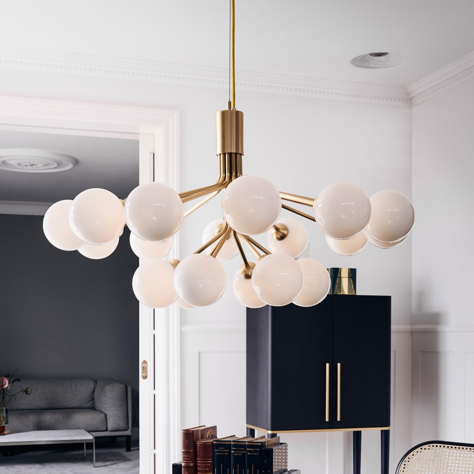 Apiales 18 Ljuskrona Brushed Brass/Opal White - Nuura