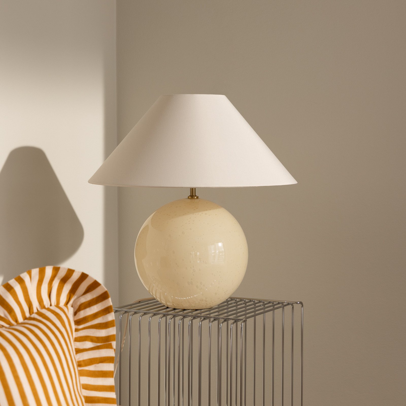 Globen Lighting Lampă de masă IRIS crem înălțime 45 cm - Camera de zi / sufragerie - Scandinavă - creme - Țesătură / Textil