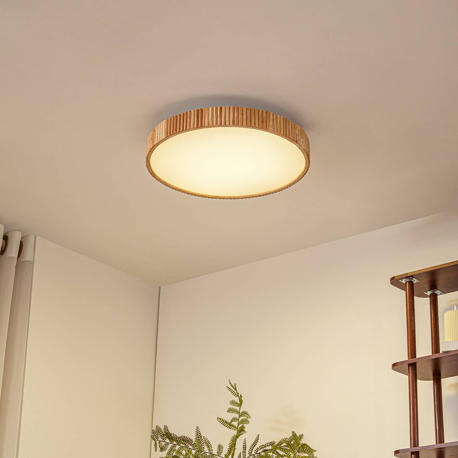 Lindby Lampa sufitowa LED Velua, biała/jasne drewno, CCT, Ø 50 cm