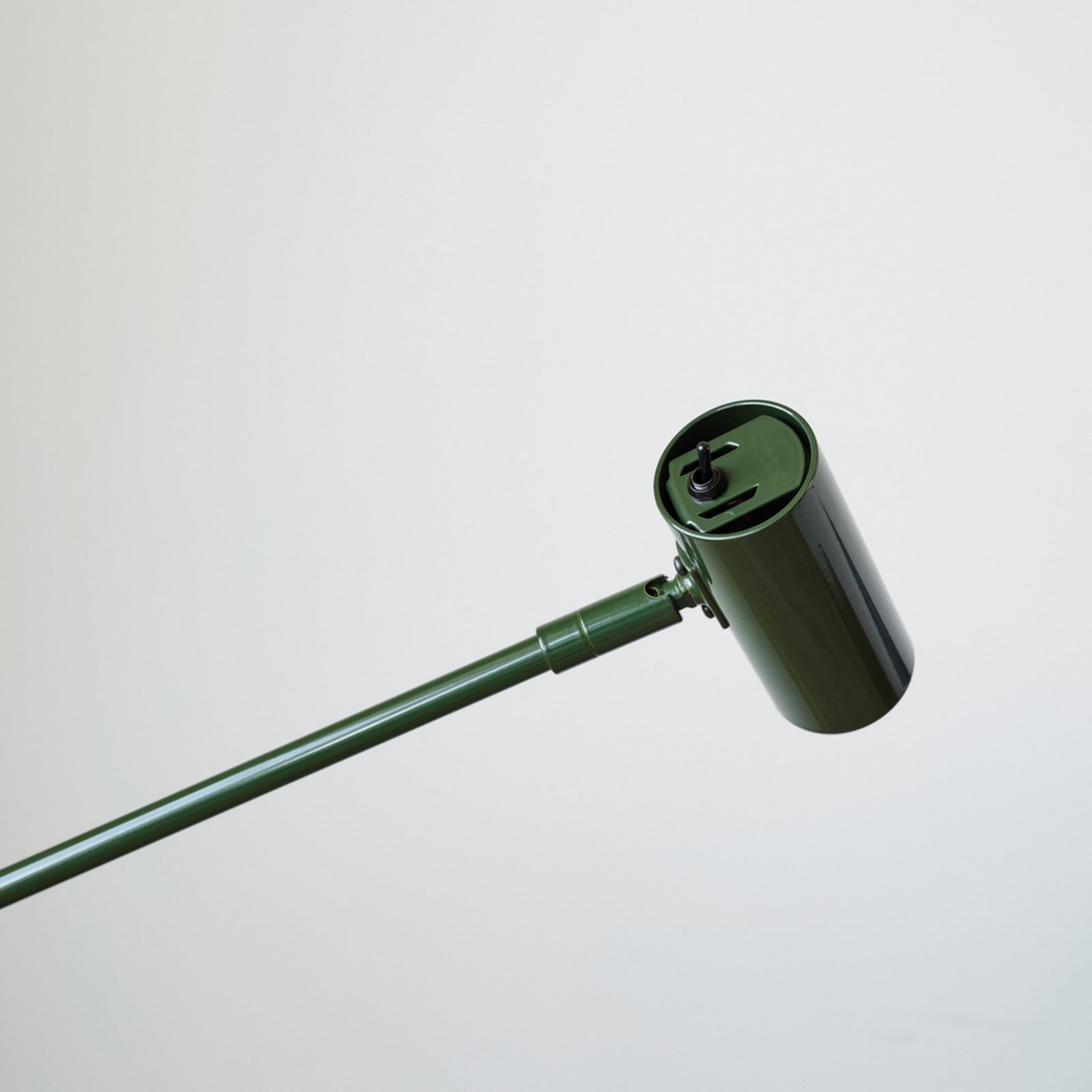 Cato vloerlamp bosgroen/zwart hoogte 134 cm dimbaar - Belid Cato vloerlamp bosgroen/zwart hoogte 134 cm dimbaar - Belid