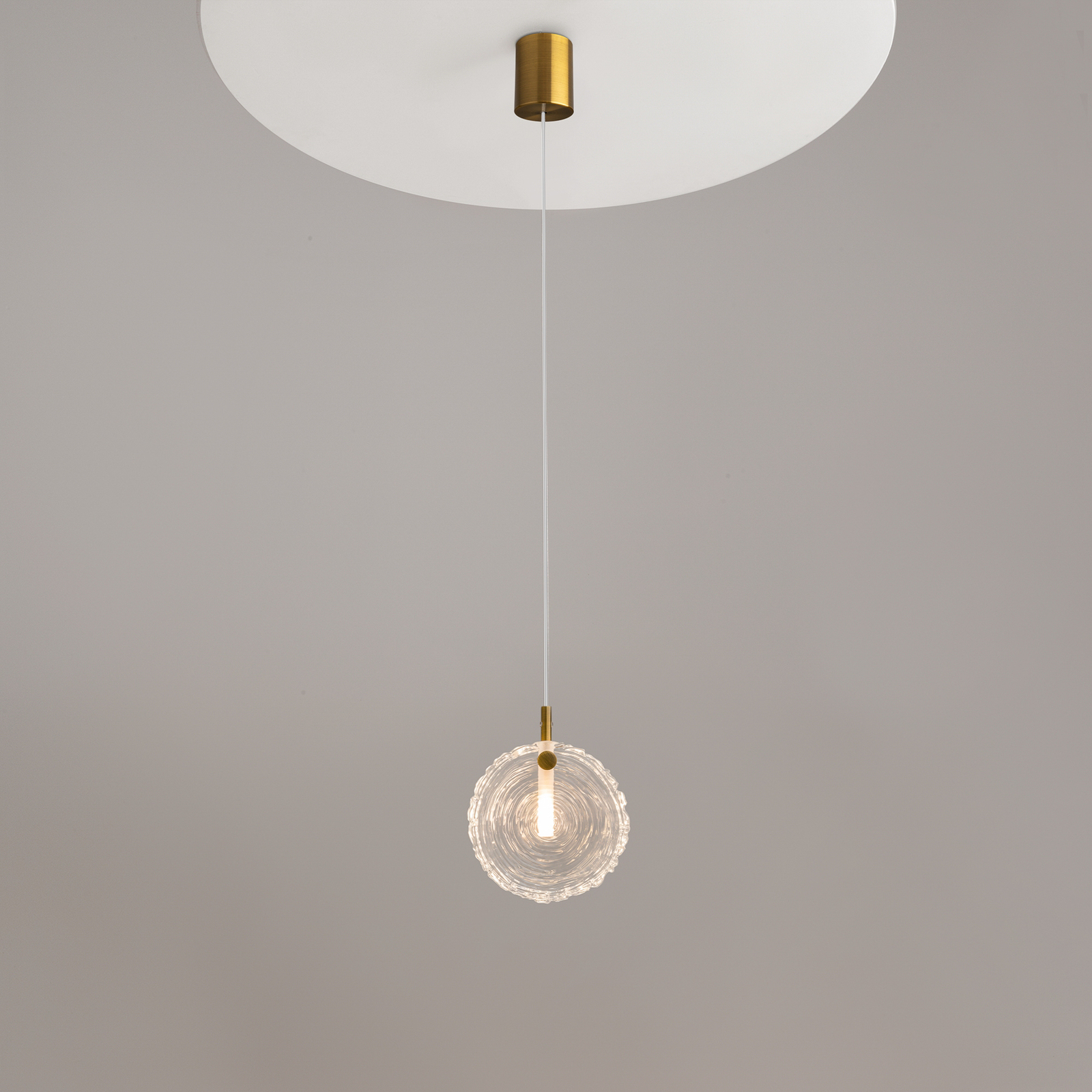 Maytoni Frozen pendant light, Ø 13 cm, clear / brass, glass