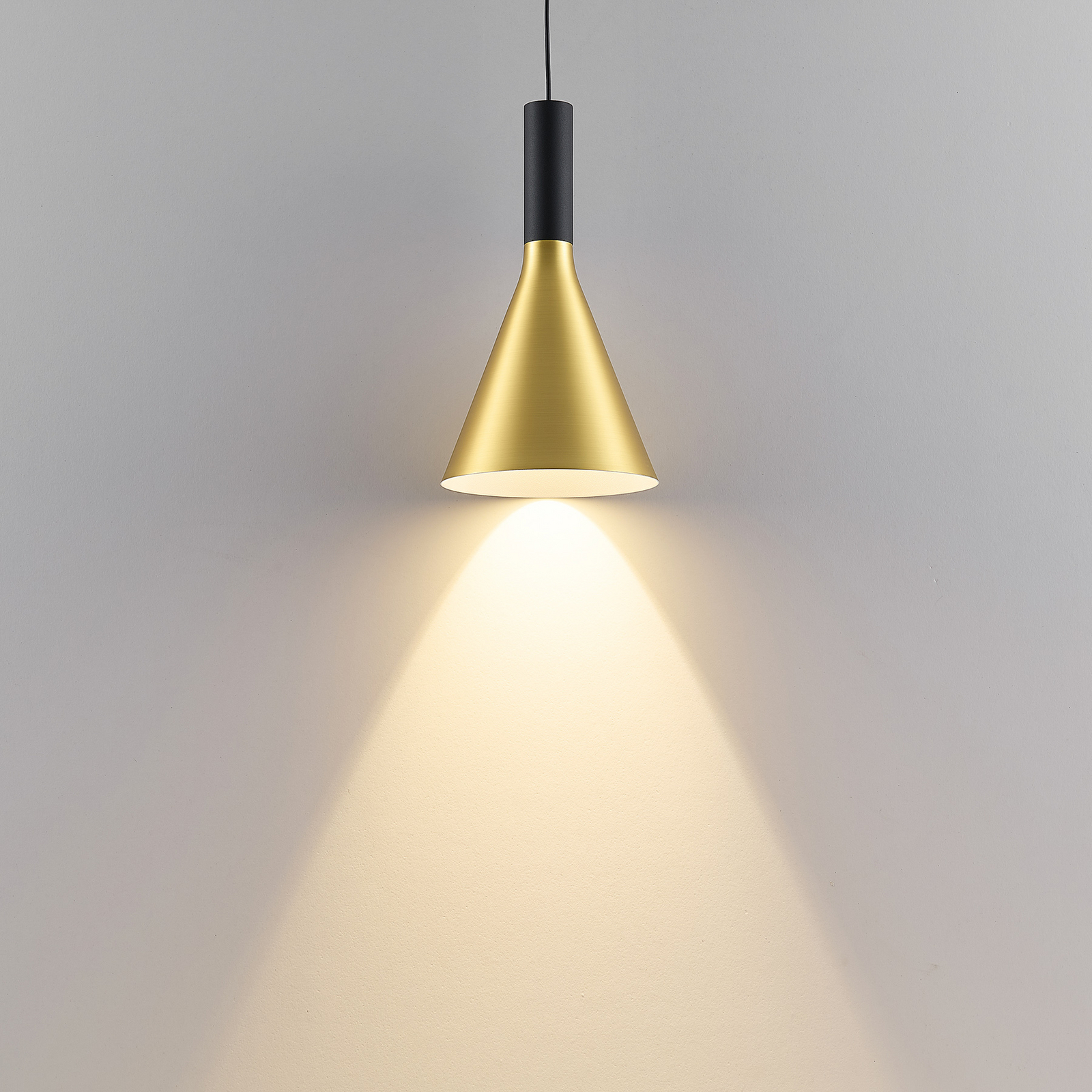 LORA I LED pendant light, brass, Ø 15 cm, dimmable, 40°, CCT
