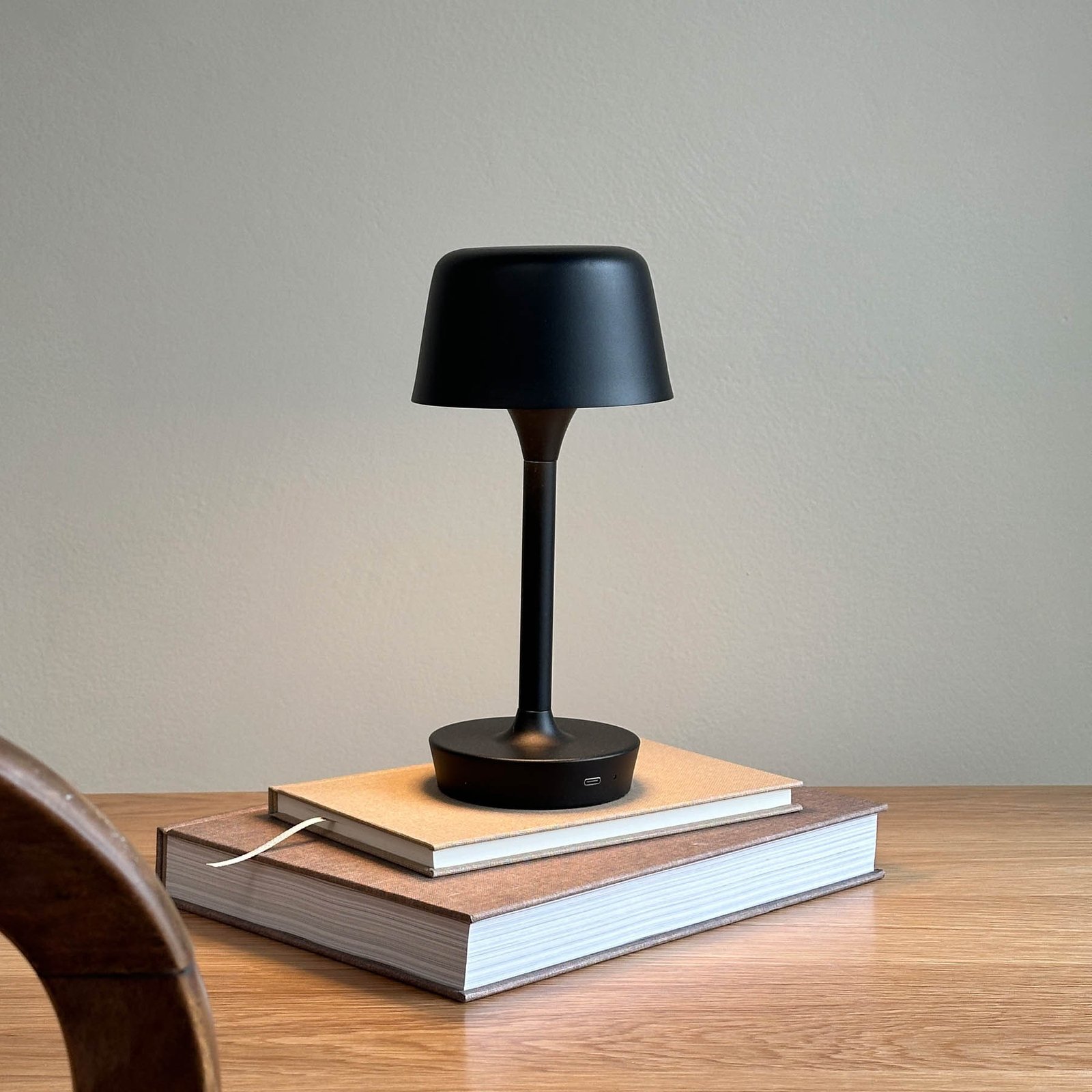 Dyberg Larsen LED table lamp Flow, black, height 25 cm