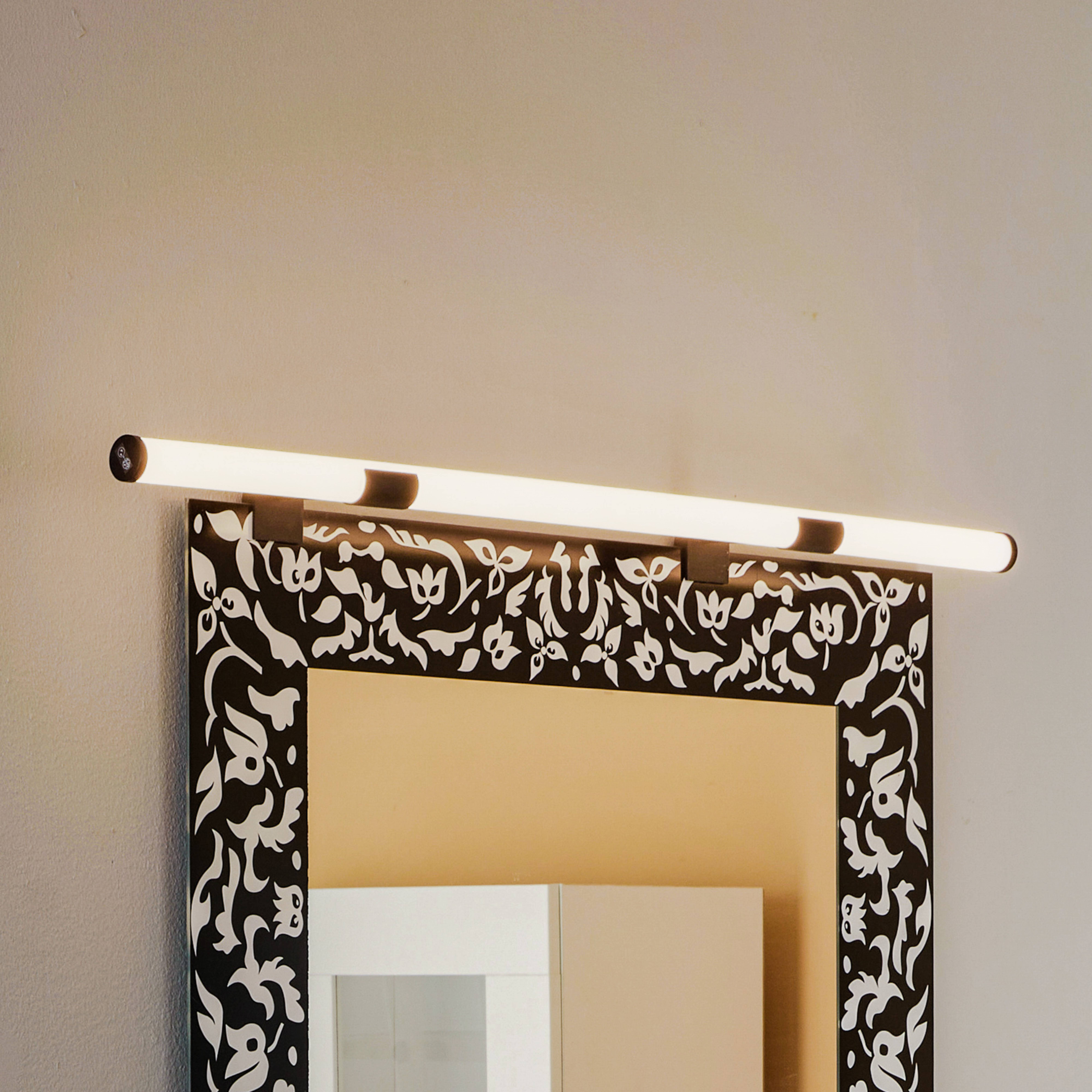 Lindby Arwyn Luce per specchio a LED, nero