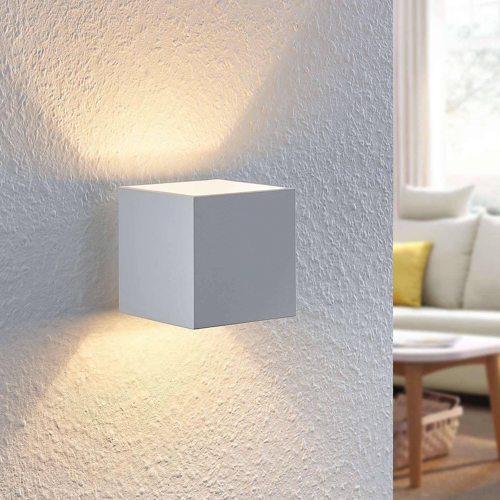 Lindby Mirza aluminium wall light, angular, white