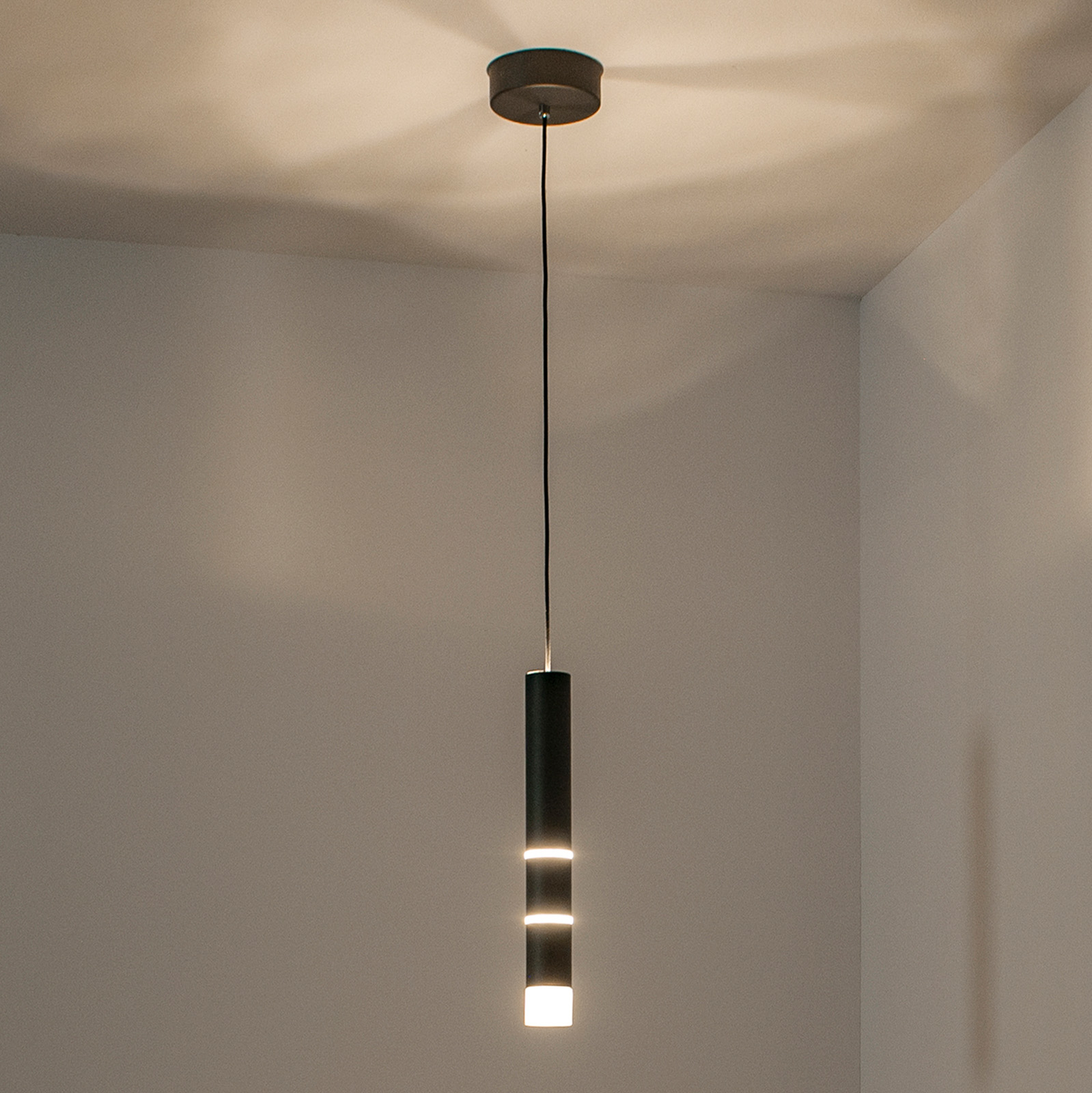 PURE Vega LED hanglamp, een cilinder, zwart