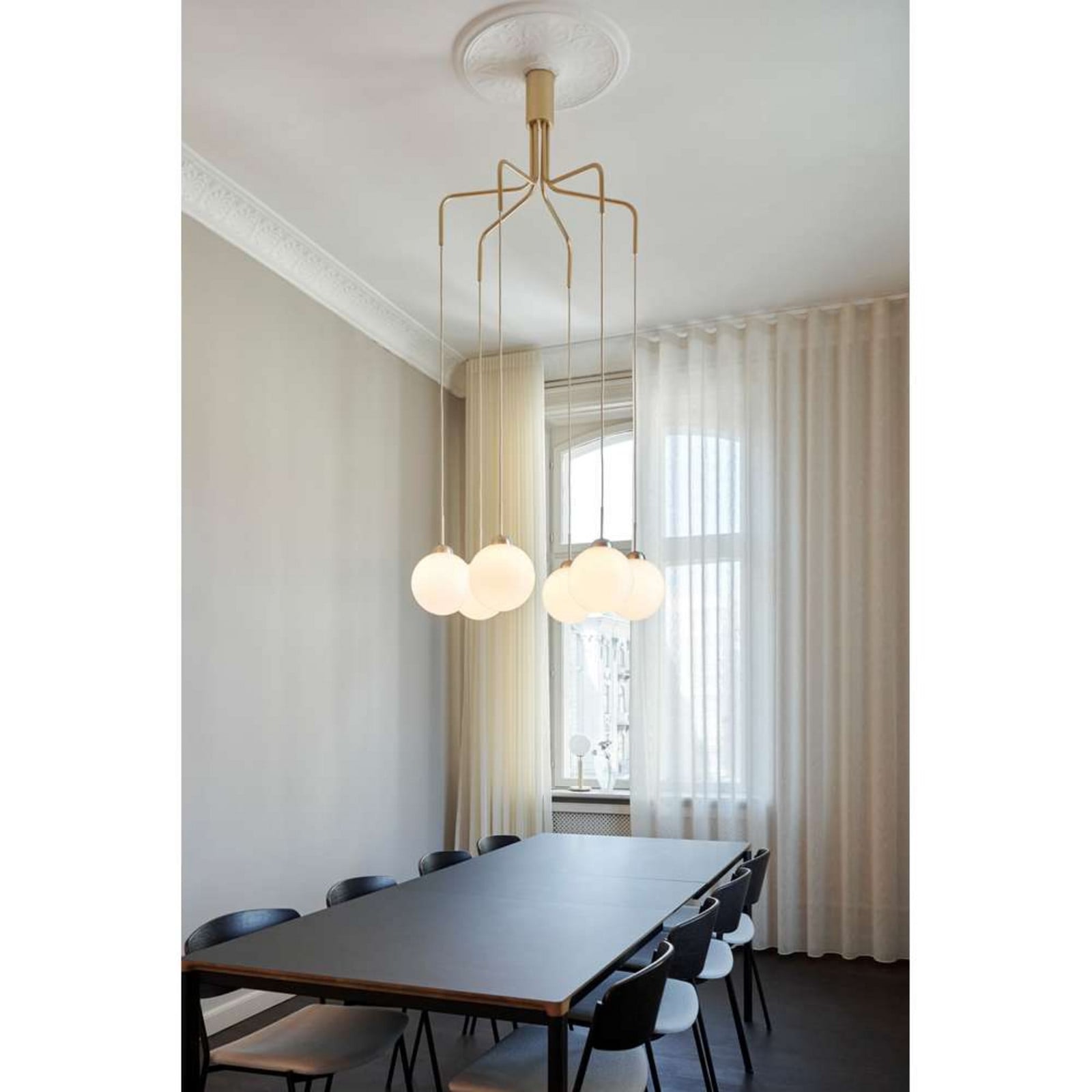 Apiales Cluster 6 lysekrone, sort/opal, 6 lyskilder Apiales 6 Nuura Aps - Stue - Design - Metal - Med flere lyskilder
