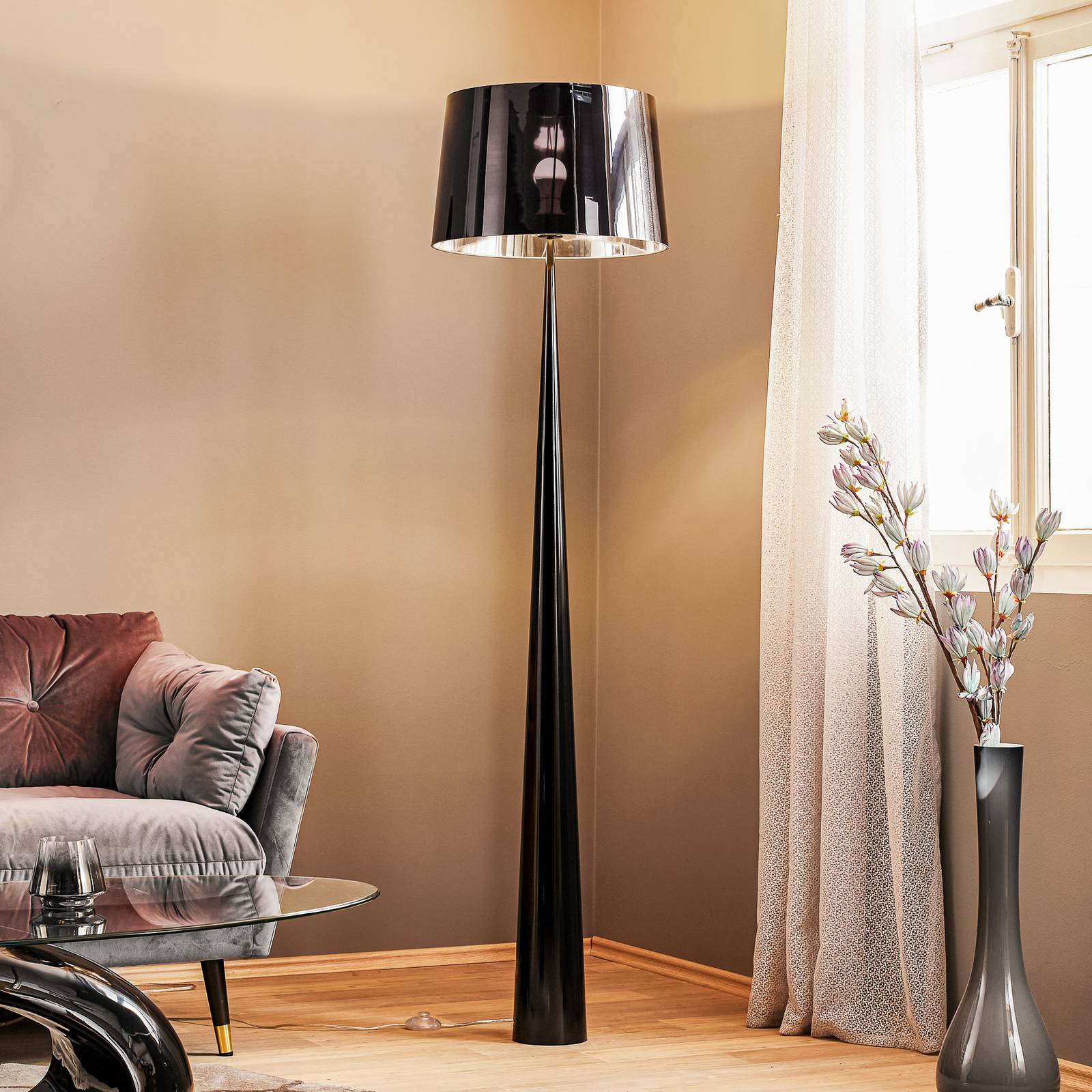 Gulvlampe Totem LS med krom-finish sort