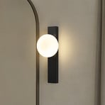 Lindby Bad-Wandleuchte Tavrik, schwarz/weiß, Höhe 30cm, Glas