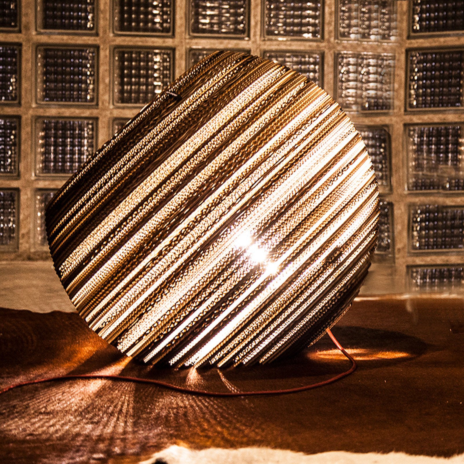 Think Paper Globe bordlampe av kartong, Ø 64 cm