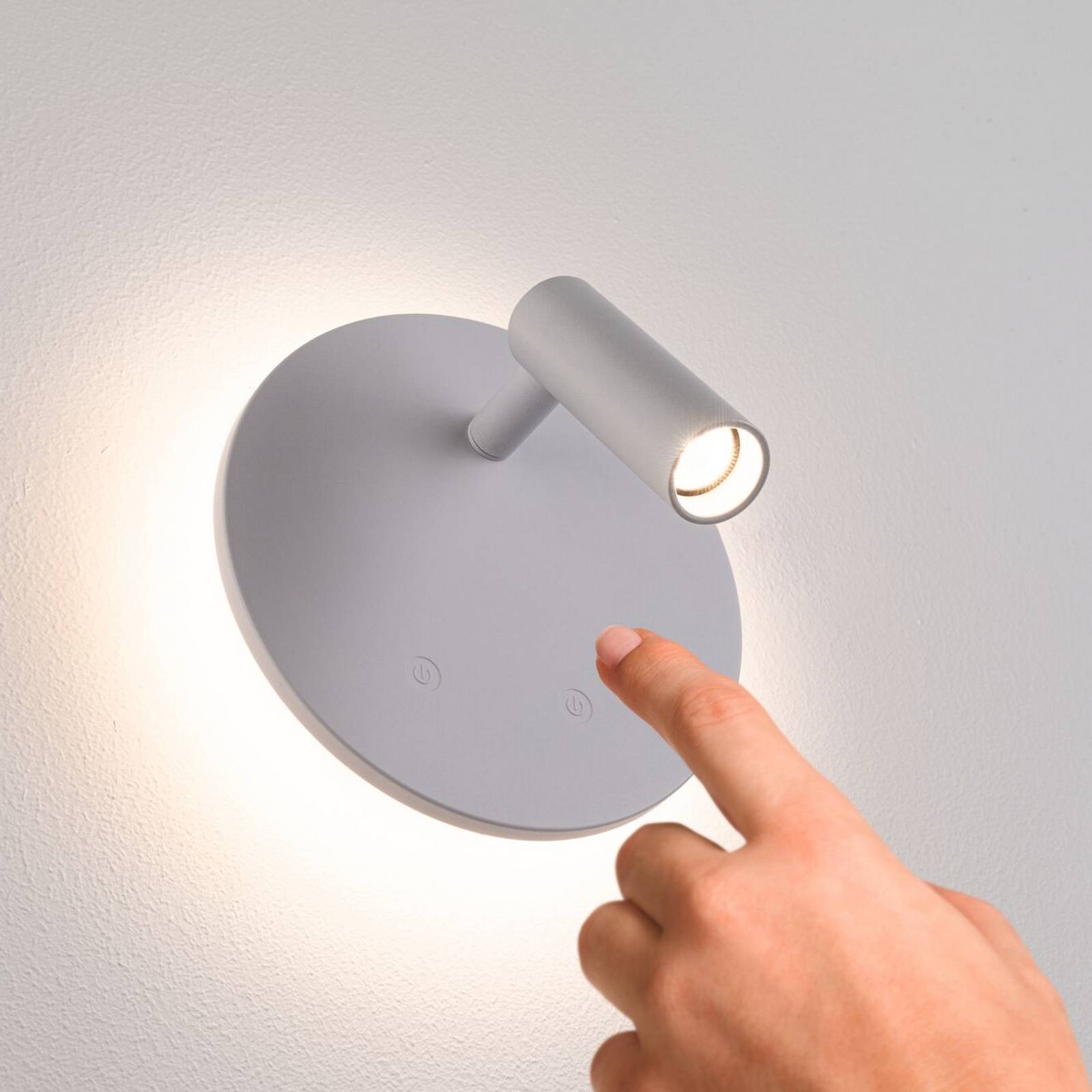 Akumulatorowy reflektor ścienny LED Kiora, biały, wysokość 20 cm, ściemniacz