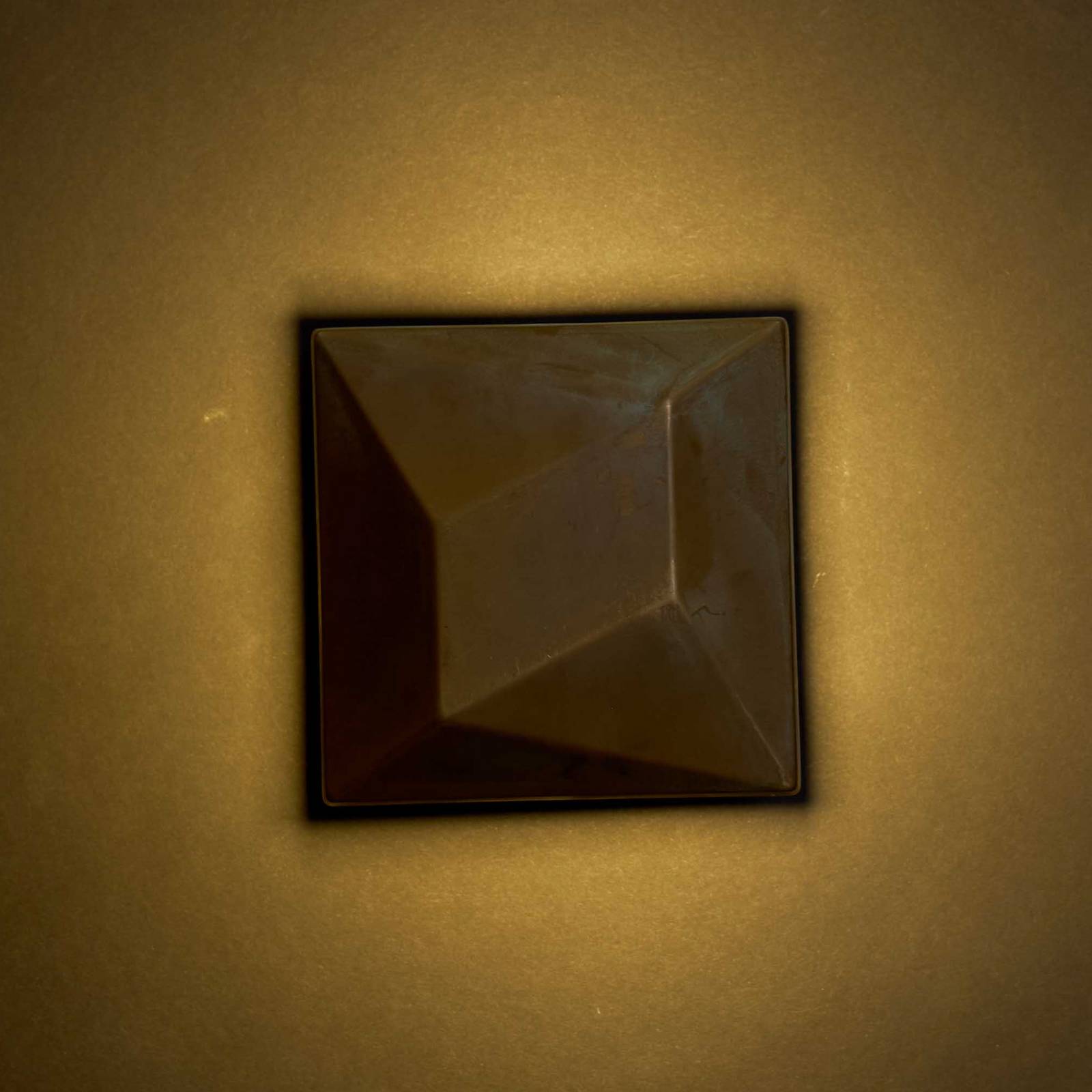 Kinkiet LED Aura Edge, głębokość 20 cm, mosiądz postarzany, IP65