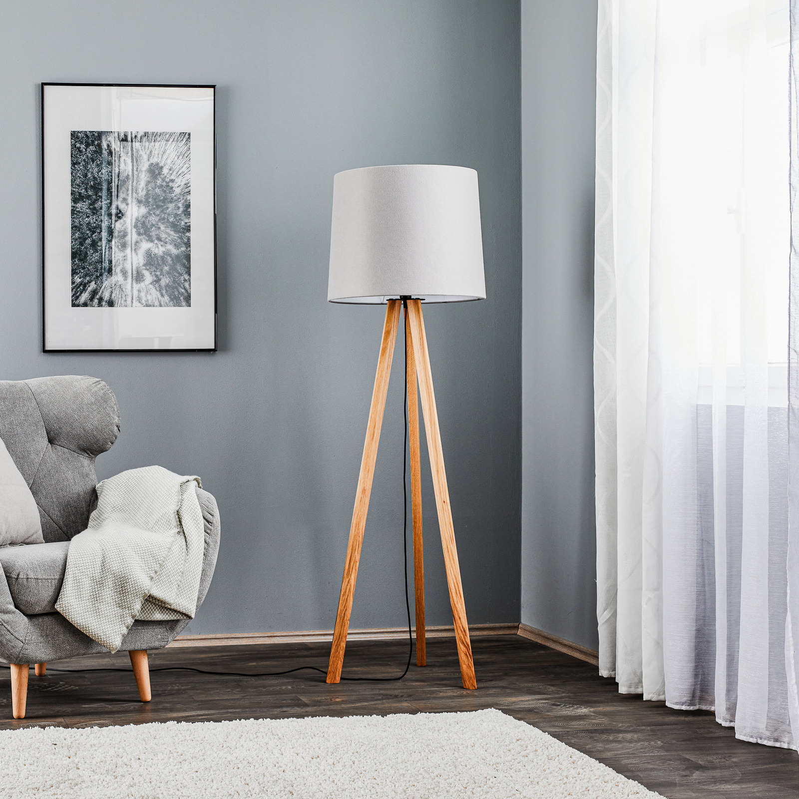 Quitani floor lamp Alos, oak, grey felt, tripod