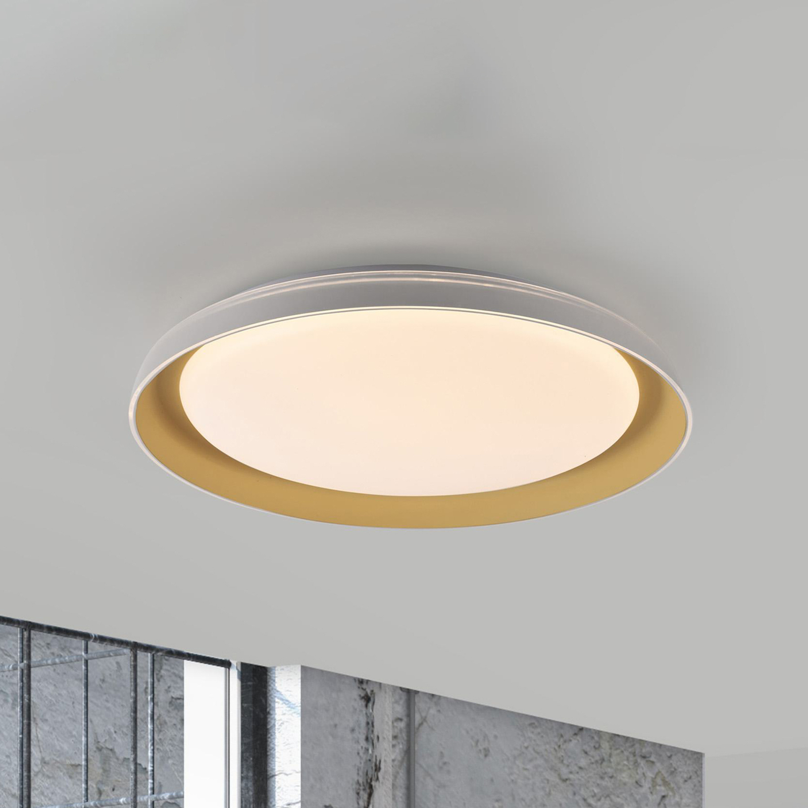 JUST LIGHT. Φωτιστικό οροφής Sati LED, πλαστικό, λευκό/ορείχαλκο