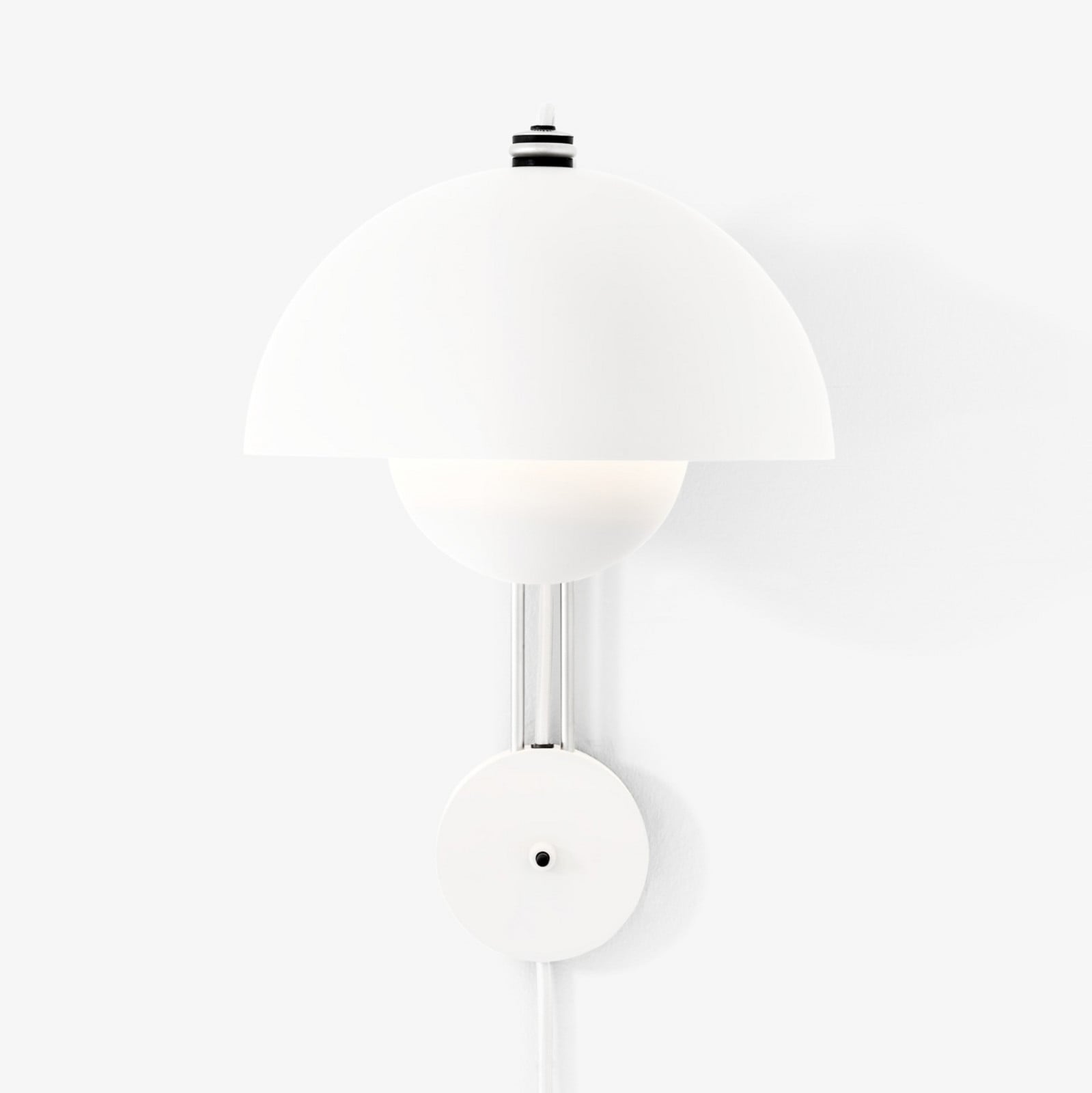 Flowerpot VP8 v&auml;gglampa, stickkontakt, matt vit &Tradition - Vardagsrum - Design - Metall - Med en ljusk&auml;lla