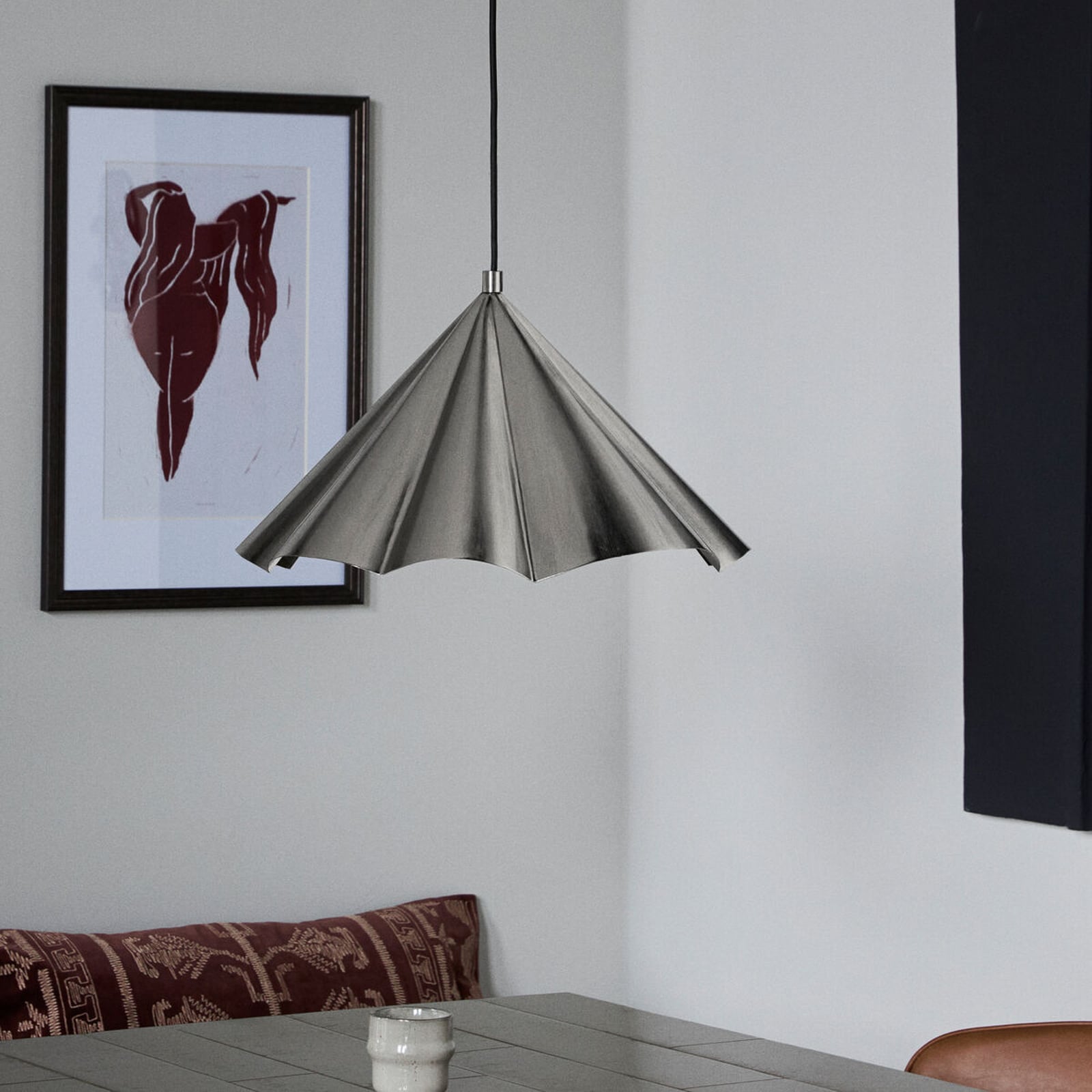 Żyrandol Flola, srebrny, Ø 50 cm, metalowy, z wtyczką – House Doctor Żyrandol Flola, srebrny, Ø 50 cm, metalowy, z wtyczką – House Doctor